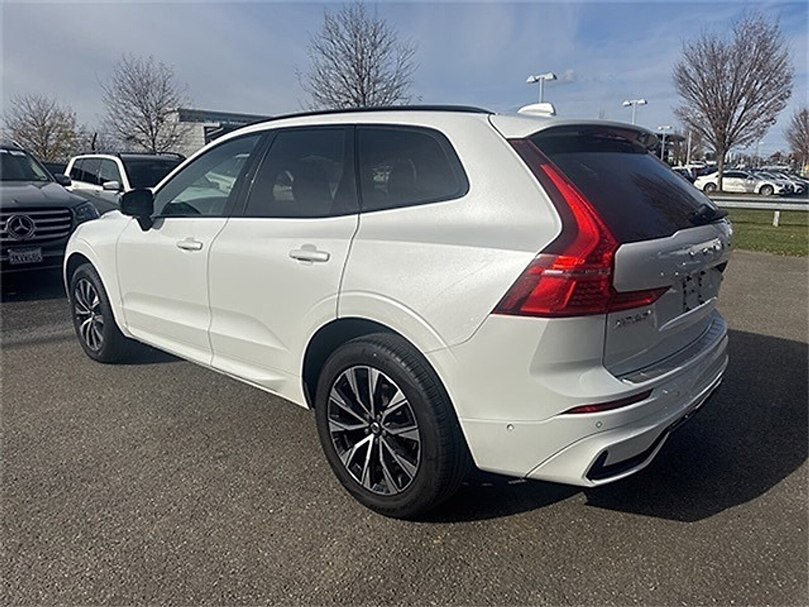 2023 Volvo XC60 B5 Plus photo 2