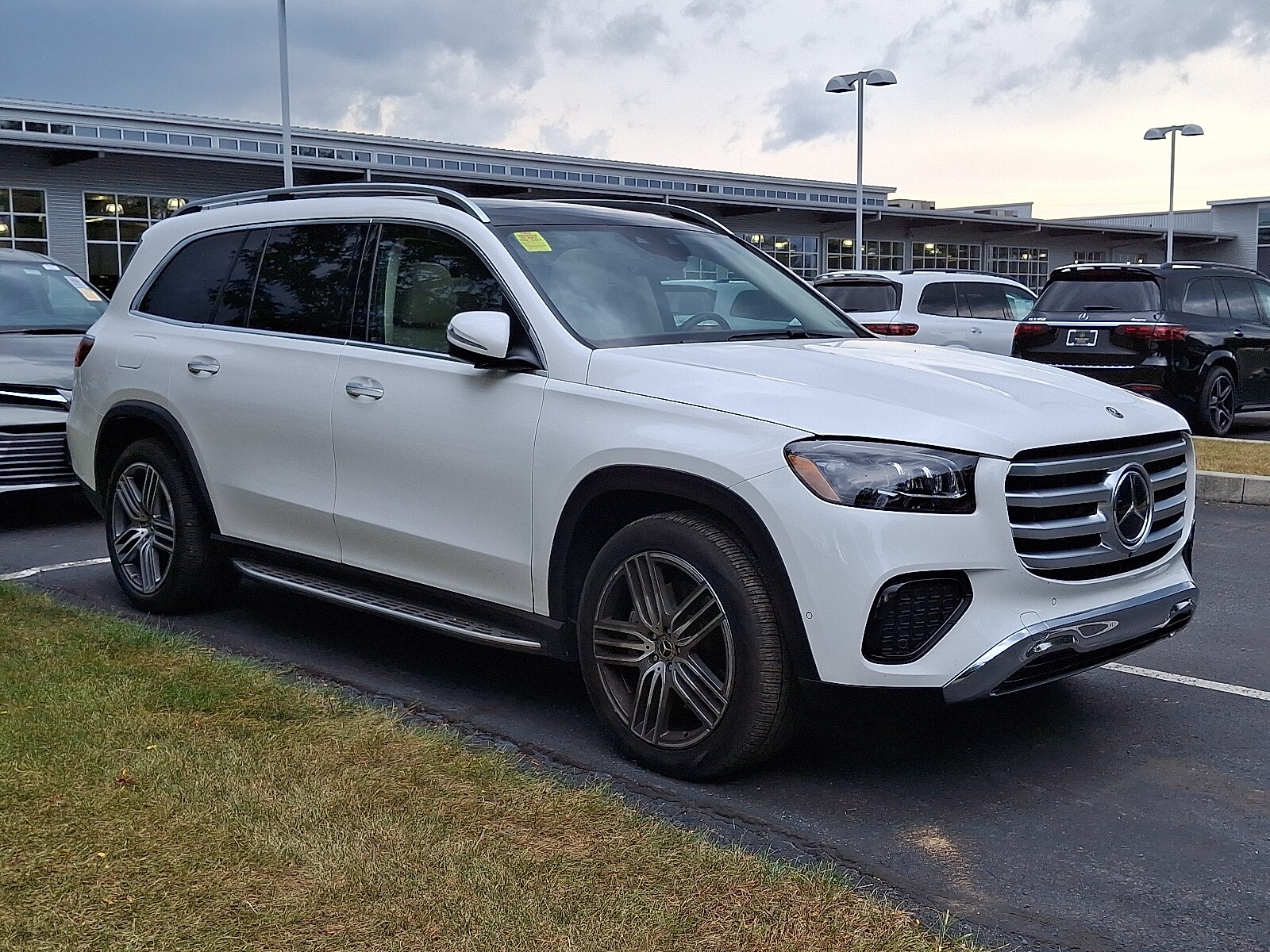 2024 Mercedes Benz GLS 450 4MATIC photo 2