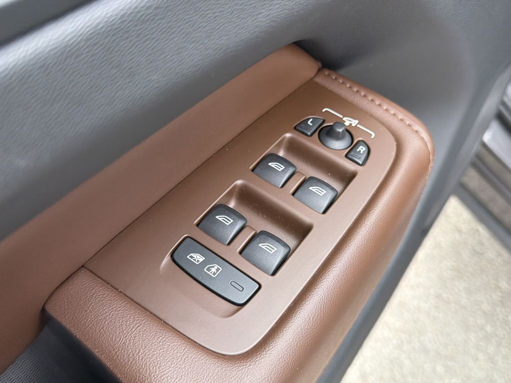 2023 Volvo XC60 Plus - Photo 24