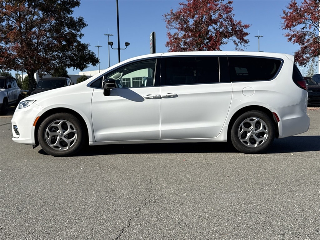 Used 2024 Chrysler Pacifica Limited Minivan/Van