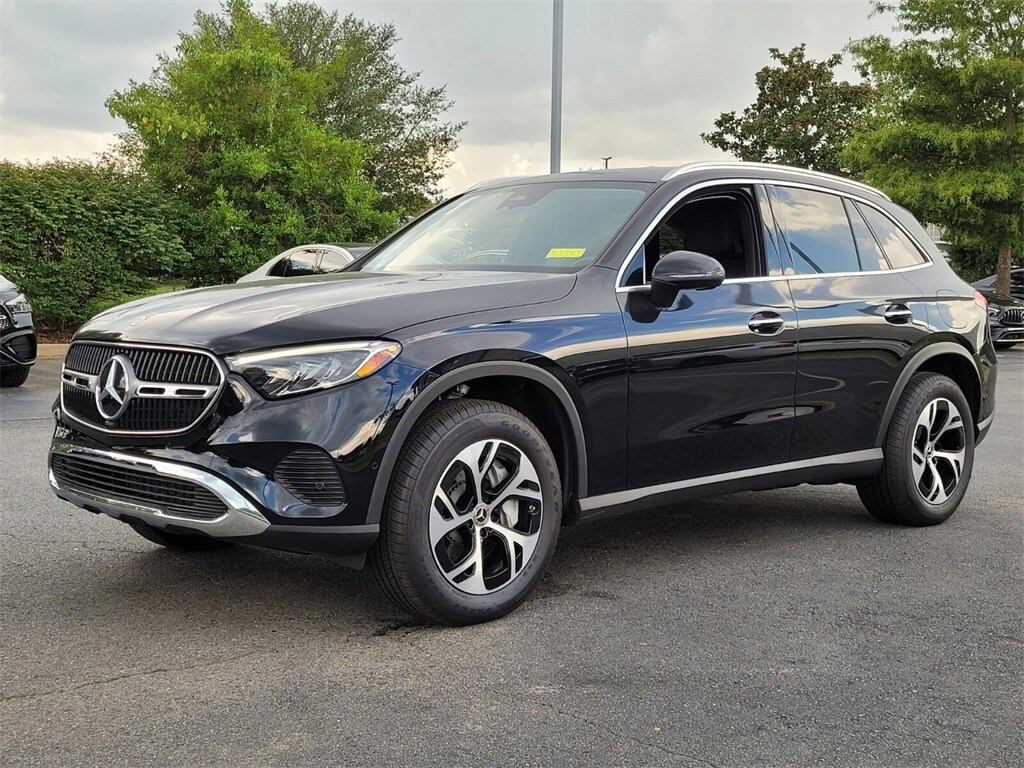 2025 Mercedes Benz GLC 350e photo 3