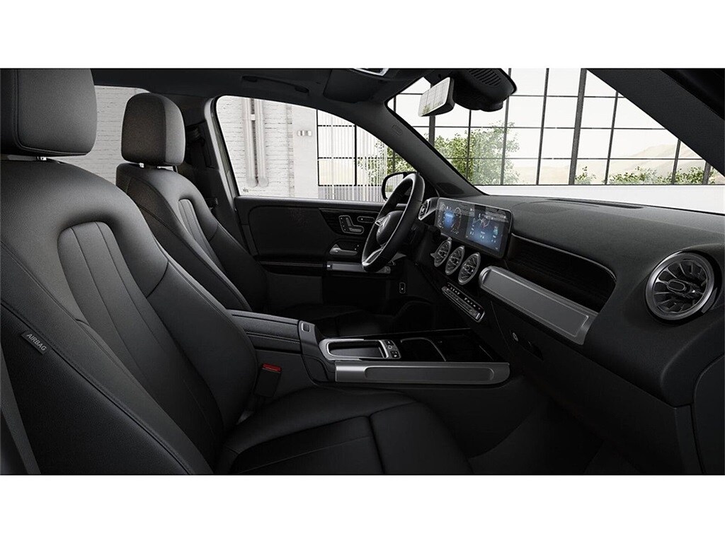 2026 Mercedes Benz GLB 250 4MATIC photo 4