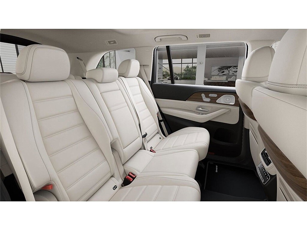 2026 Mercedes Benz GLS 450 4MATIC photo 4