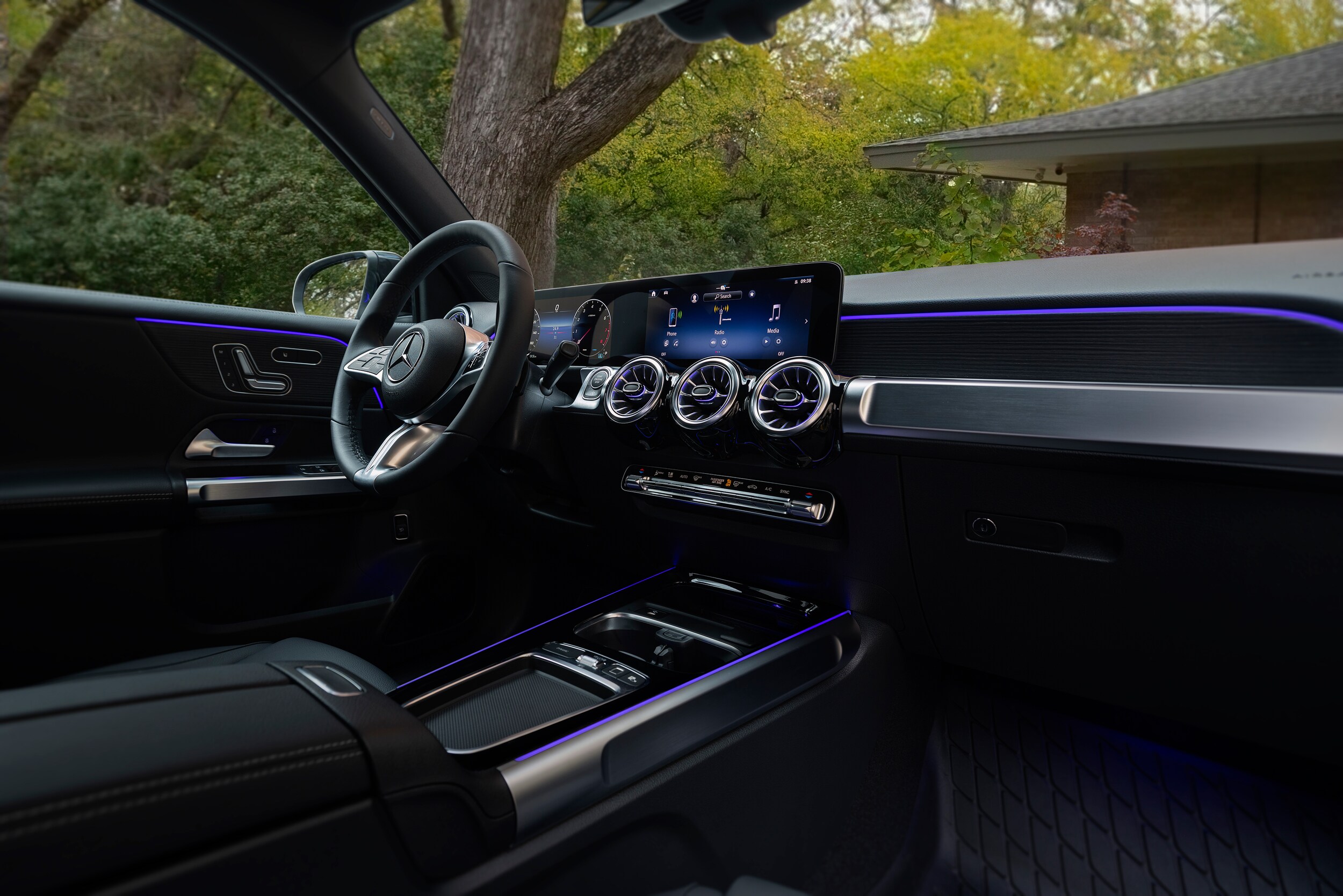  2026 Mercedes GLB 250 interior and technology