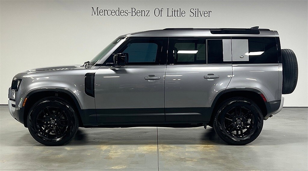 2024 Land Rover Defender 110 S photo 2