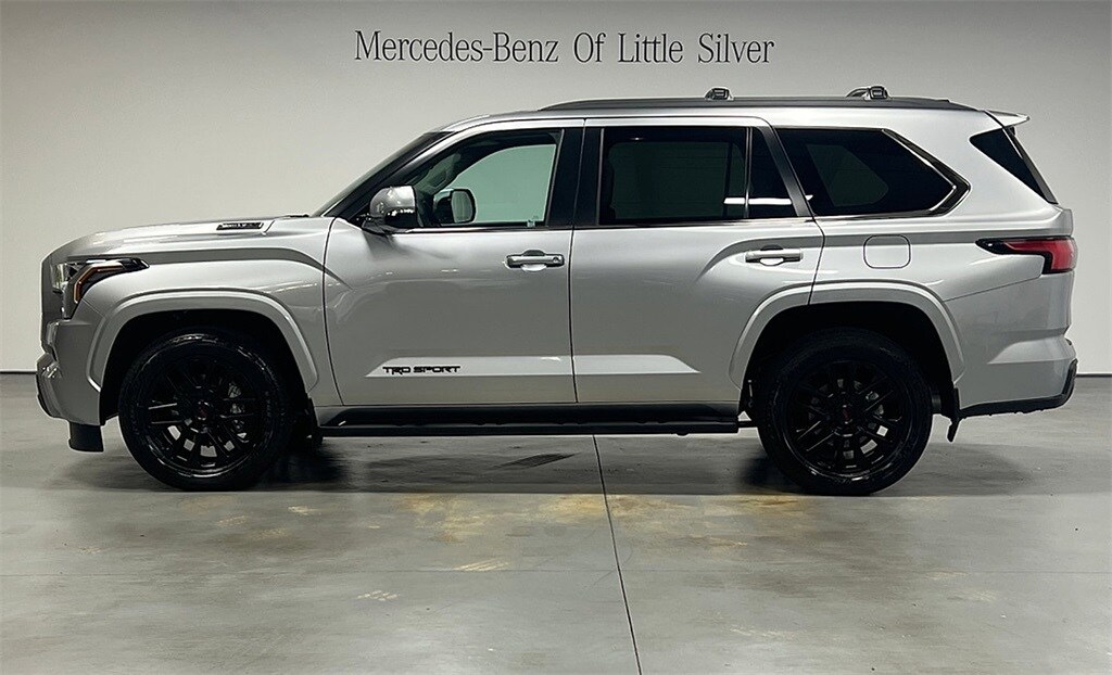 2024 Toyota Sequoia SR5 photo 2