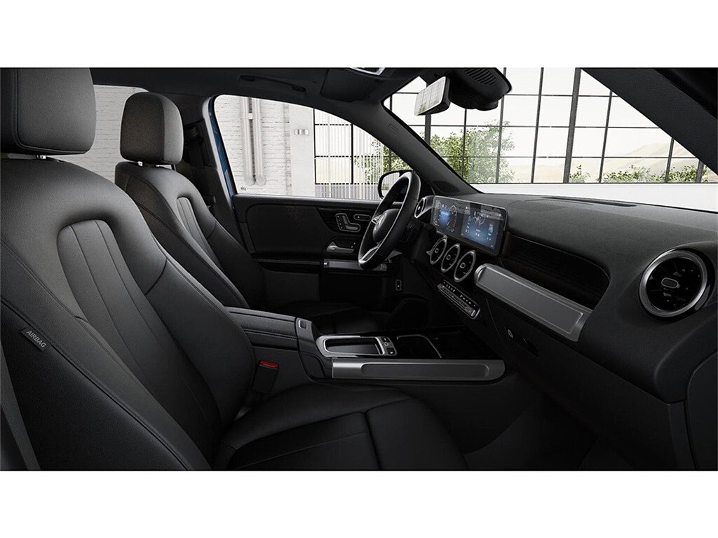 2026 Mercedes Benz GLB 250 4MATIC photo 4