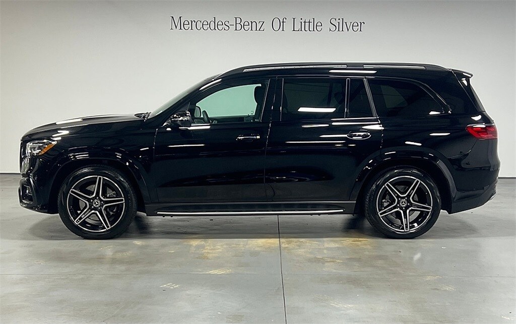 2025 Mercedes Benz GLS 450 4MATIC photo 2