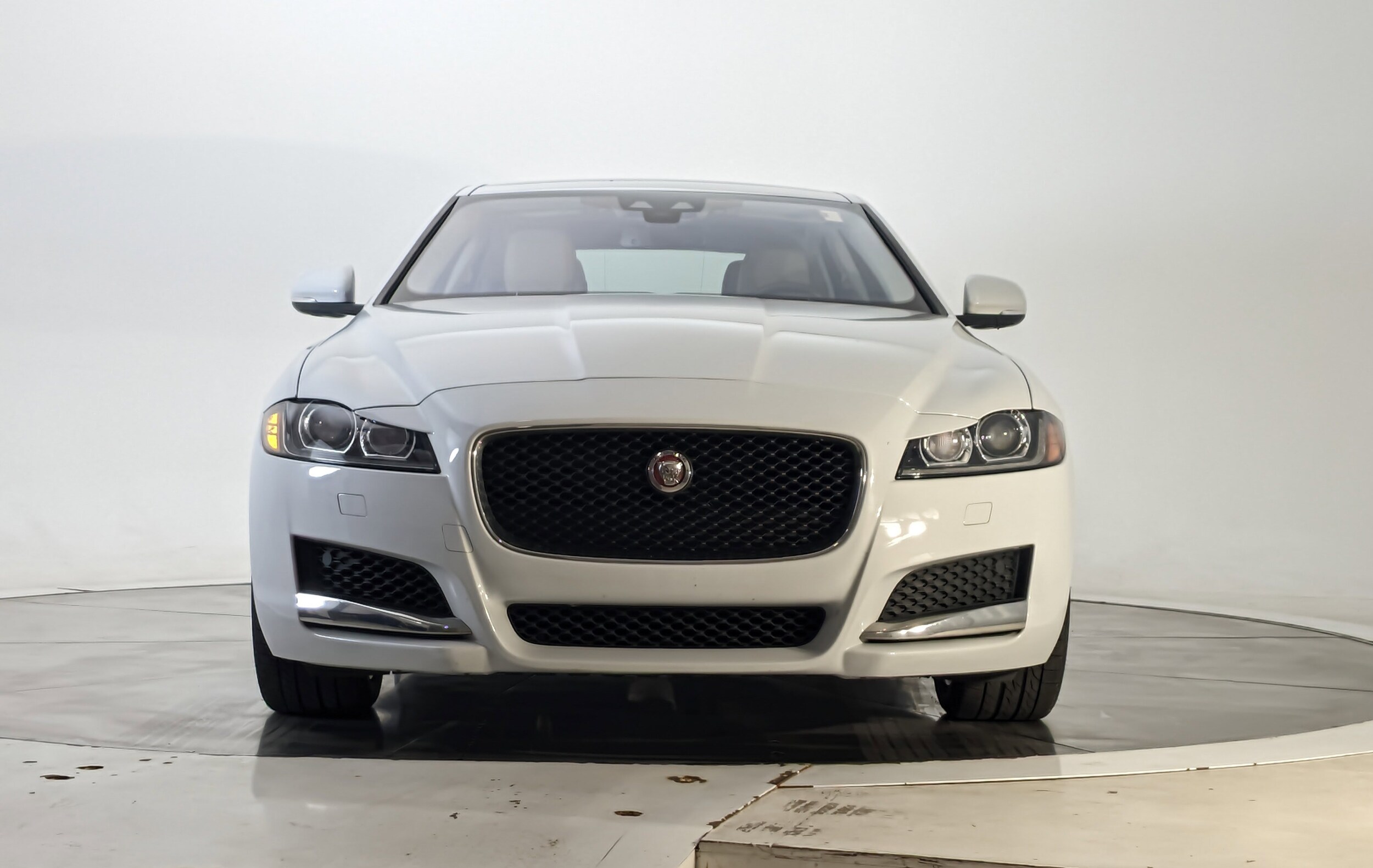 2018 Jaguar XF 25t Premium photo 4