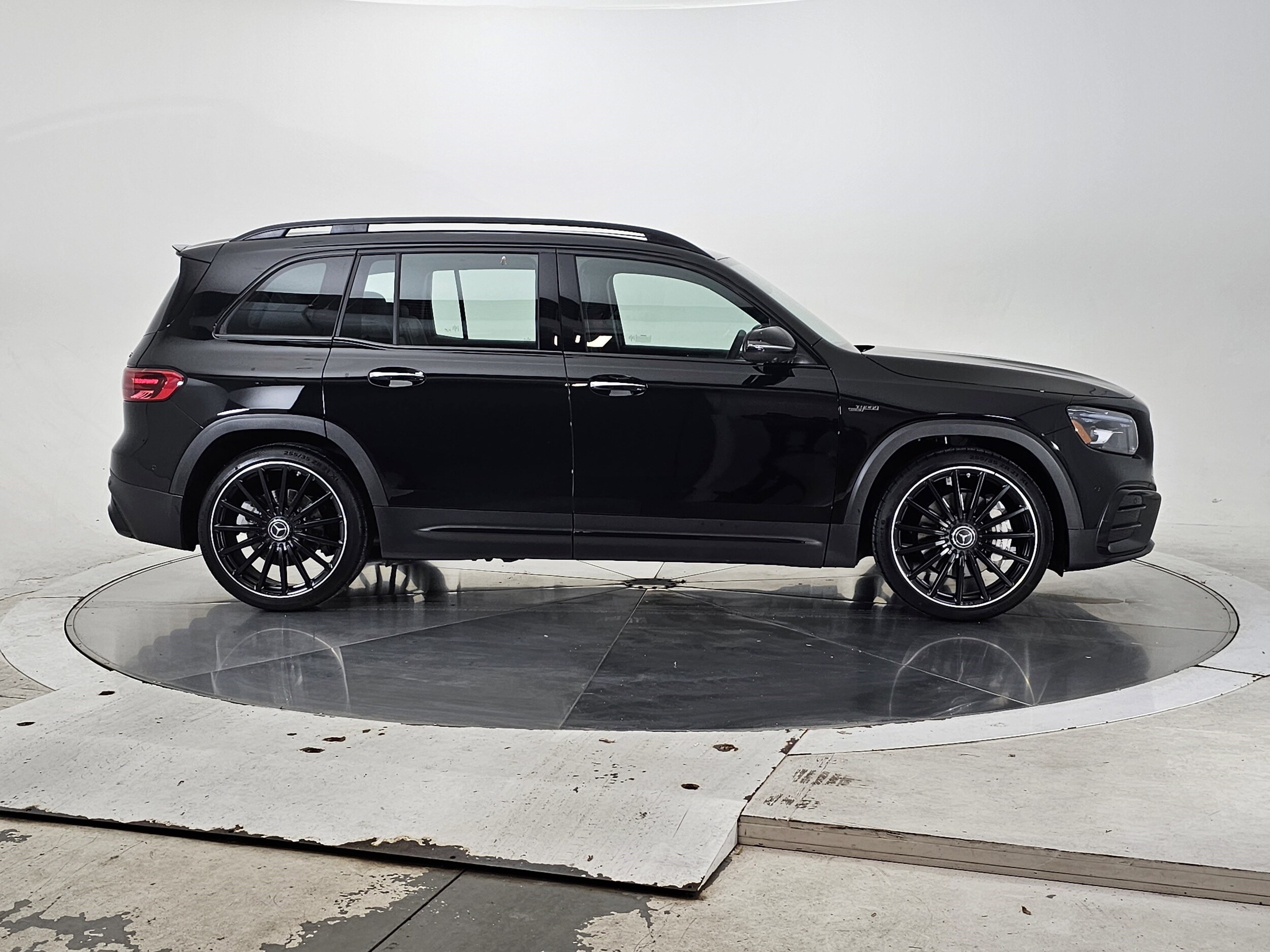 2025 Mercedes Benz GLB AMG 35 4MATIC photo 3