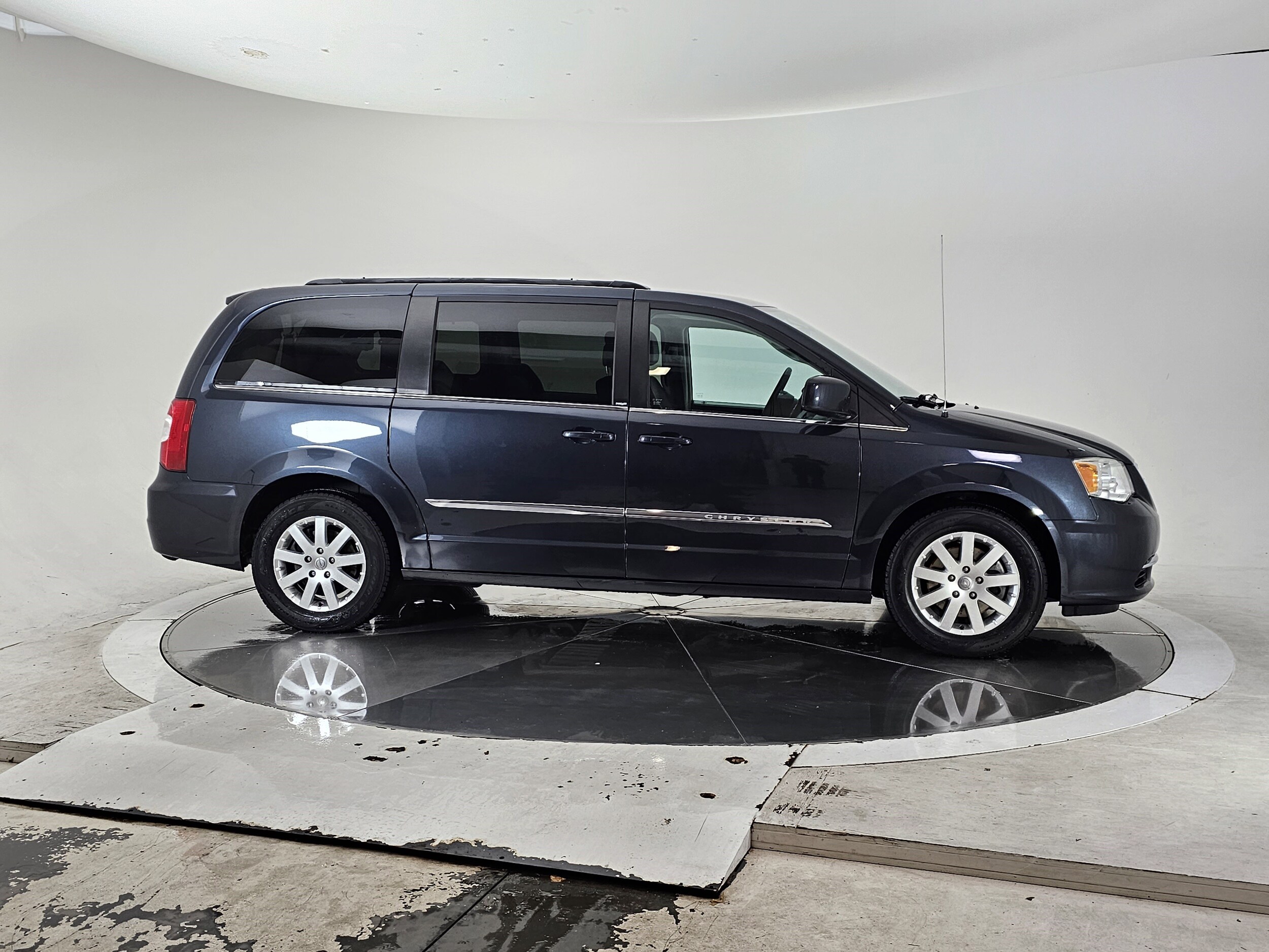 2013 Chrysler Town & Country Touring photo 2