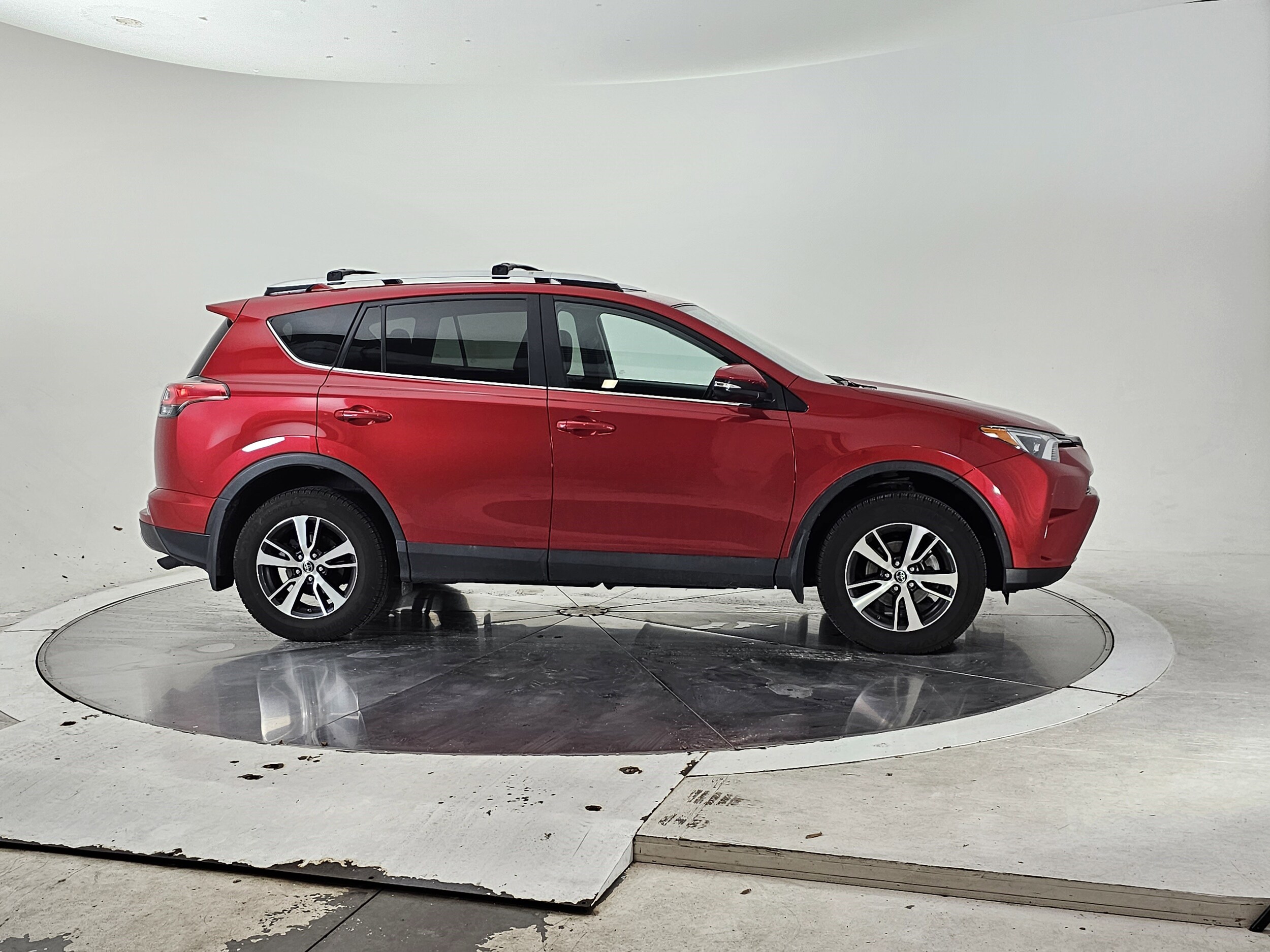 2016 Toyota RAV4 XLE photo 2