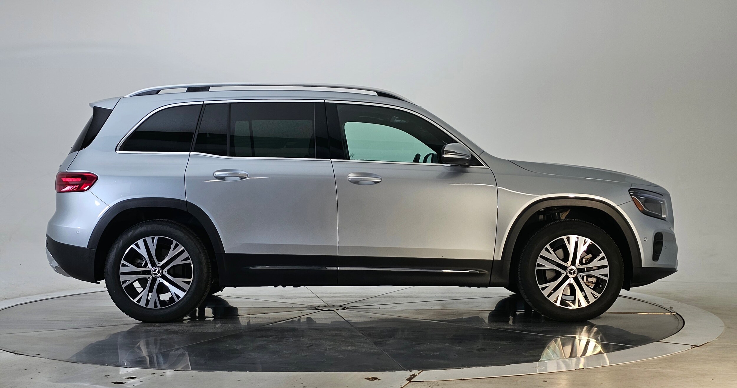 2025 Mercedes Benz GLB 250 4MATIC photo 3