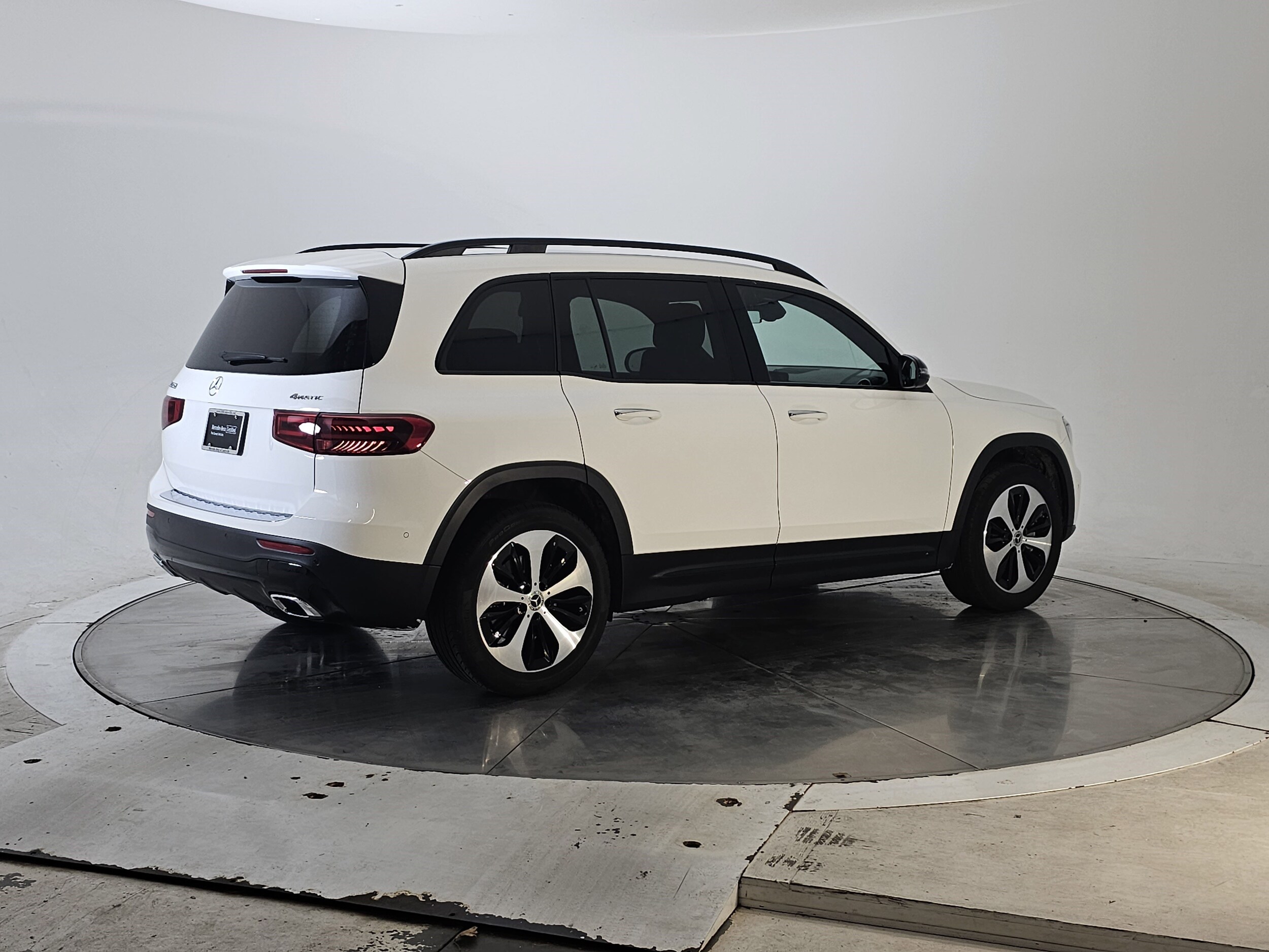 2025 Mercedes Benz GLB 250 4MATIC photo 2