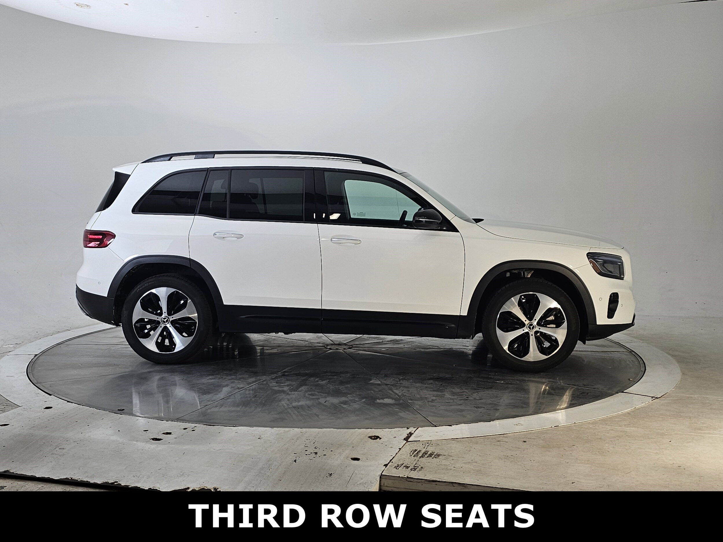 2025 Mercedes Benz GLB 250 4MATIC photo 3