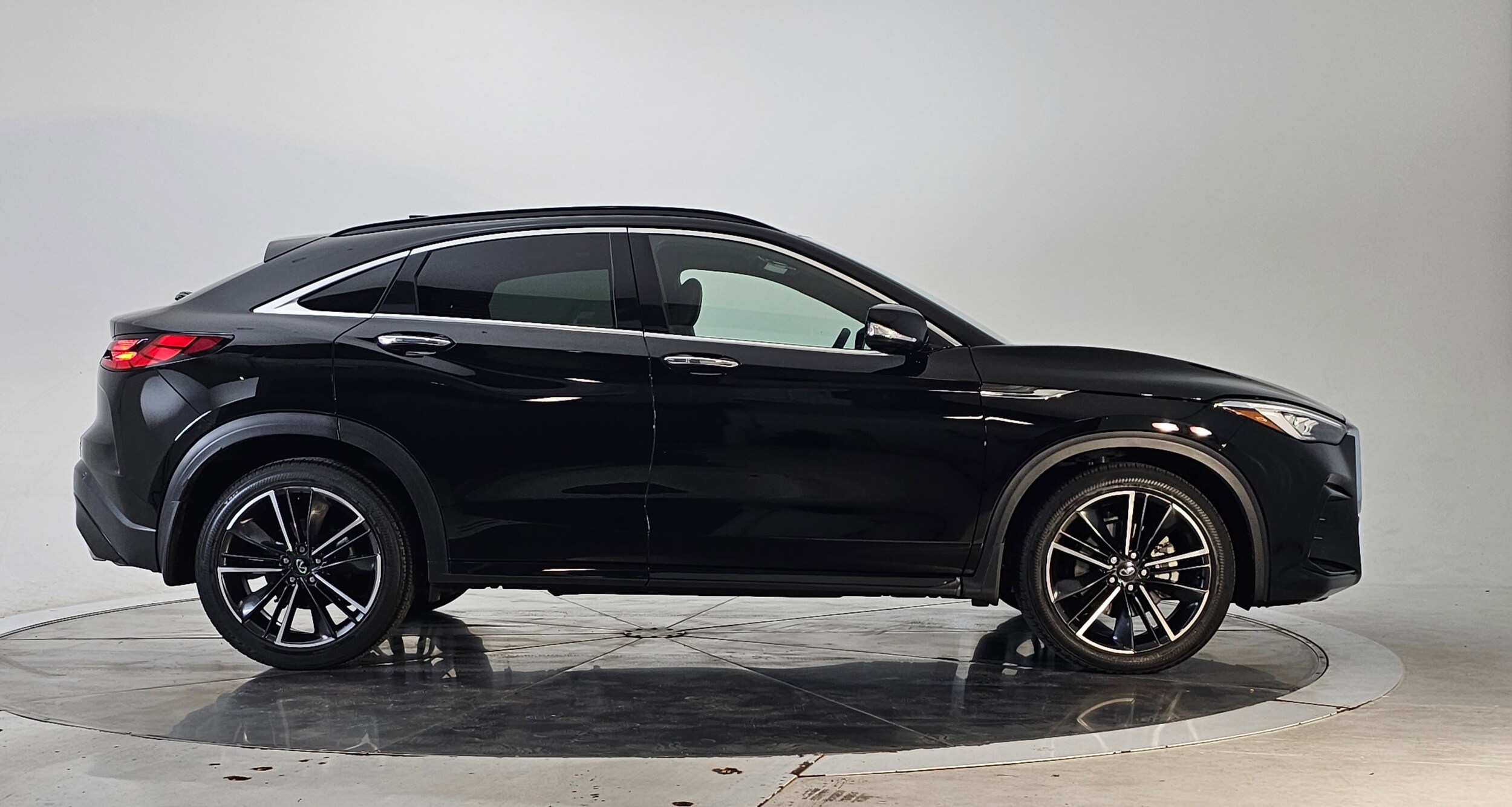 2022 Infiniti QX55 Essential photo 2