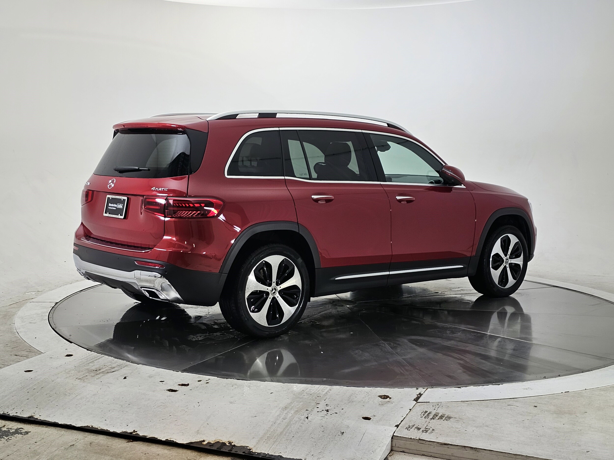 2025 Mercedes Benz GLB 250 4MATIC photo 2