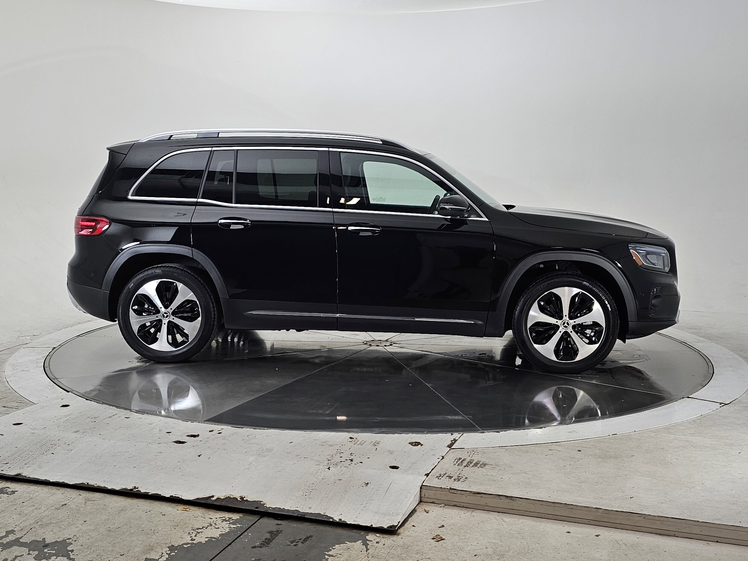 2025 Mercedes Benz GLB 250 4MATIC photo 3