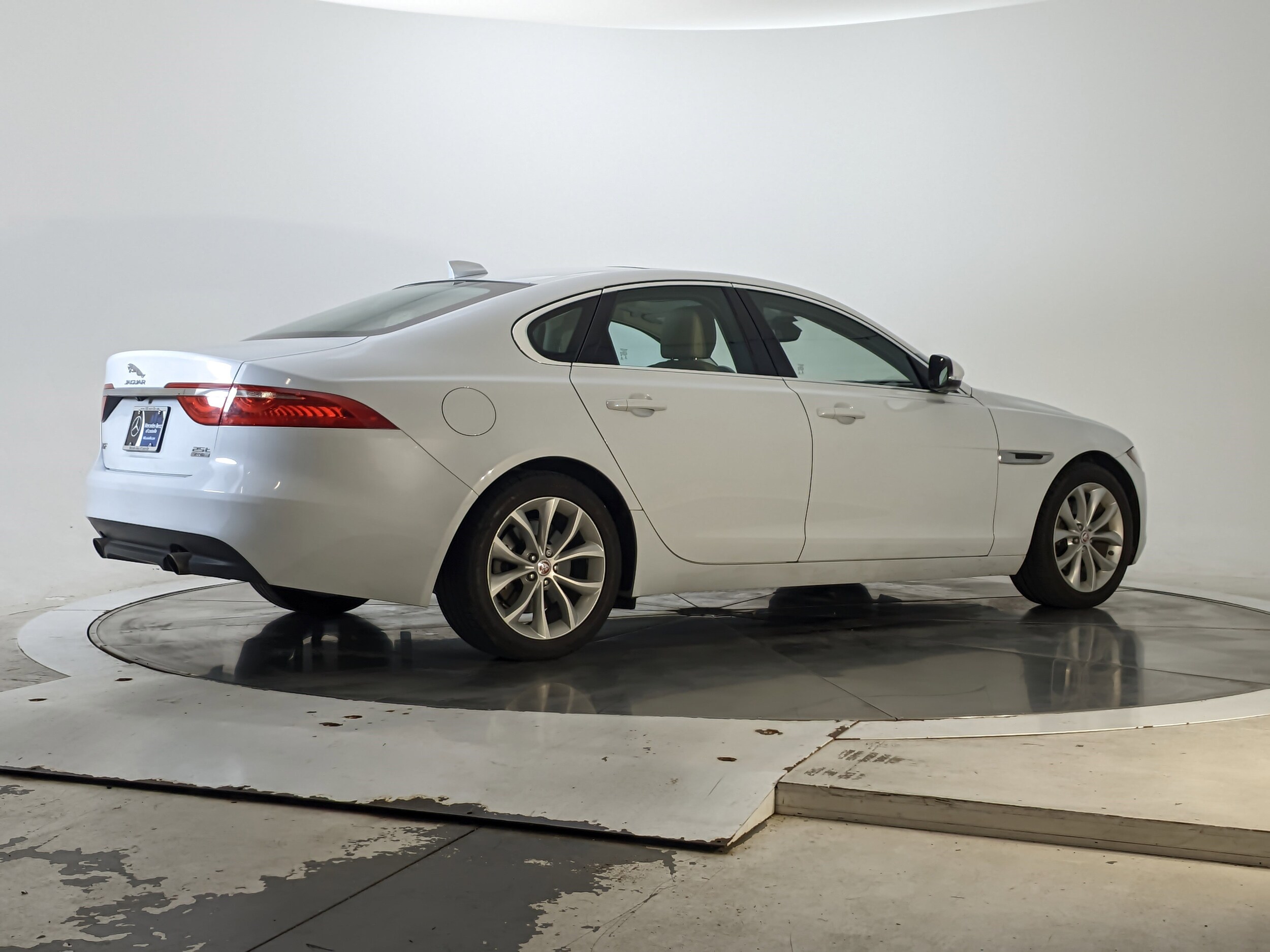 2018 Jaguar XF 25t Premium photo 2
