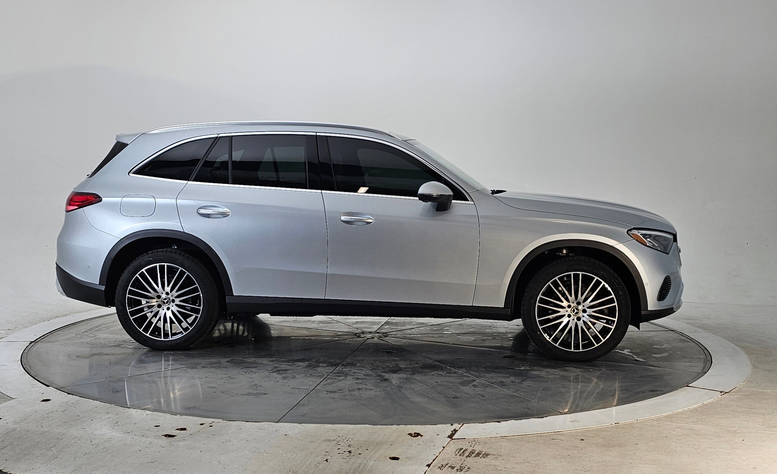 2025 Mercedes Benz GLC 300 4MATIC photo 3