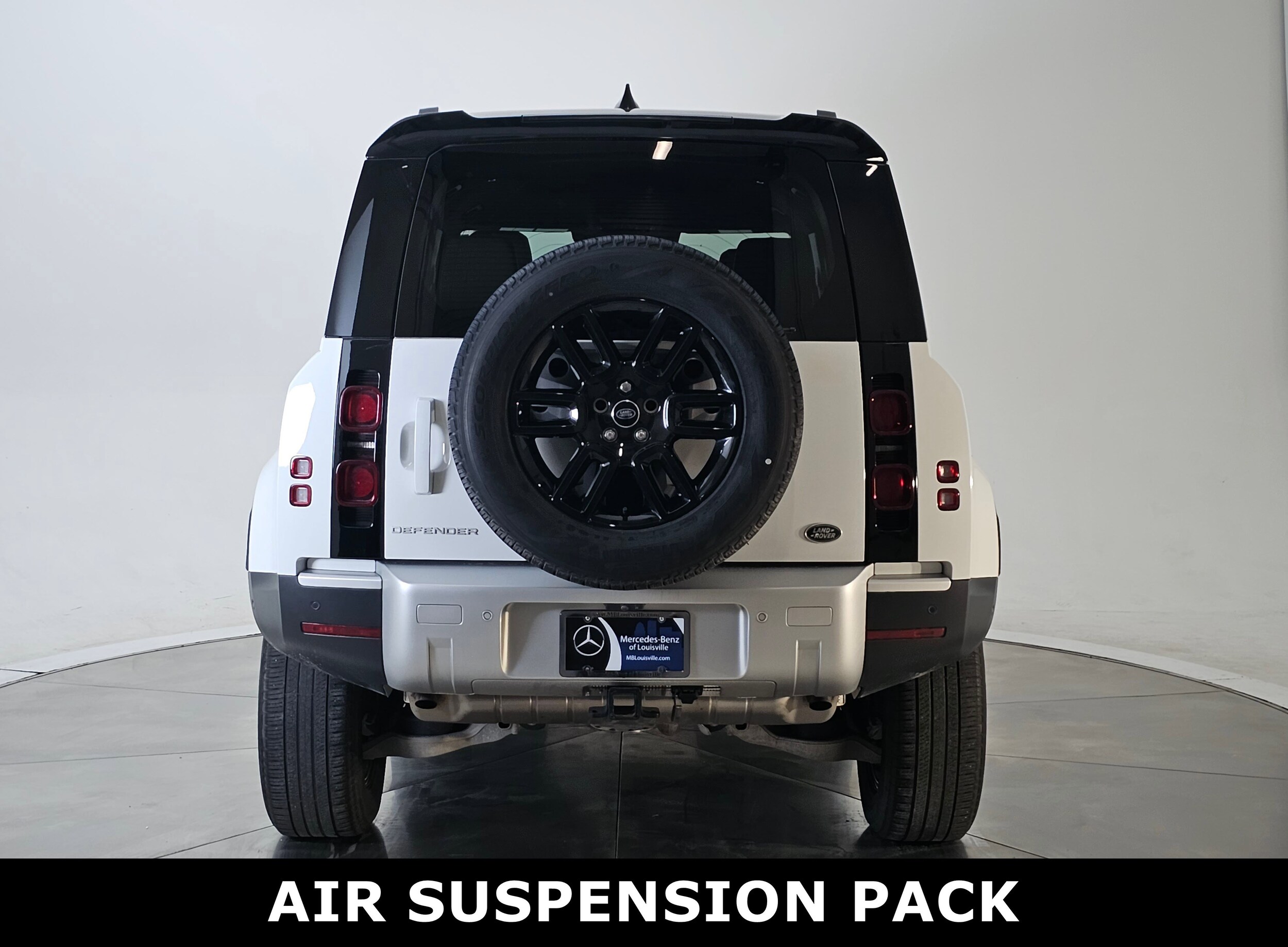 2023 Land Rover Defender 110 S photo 4