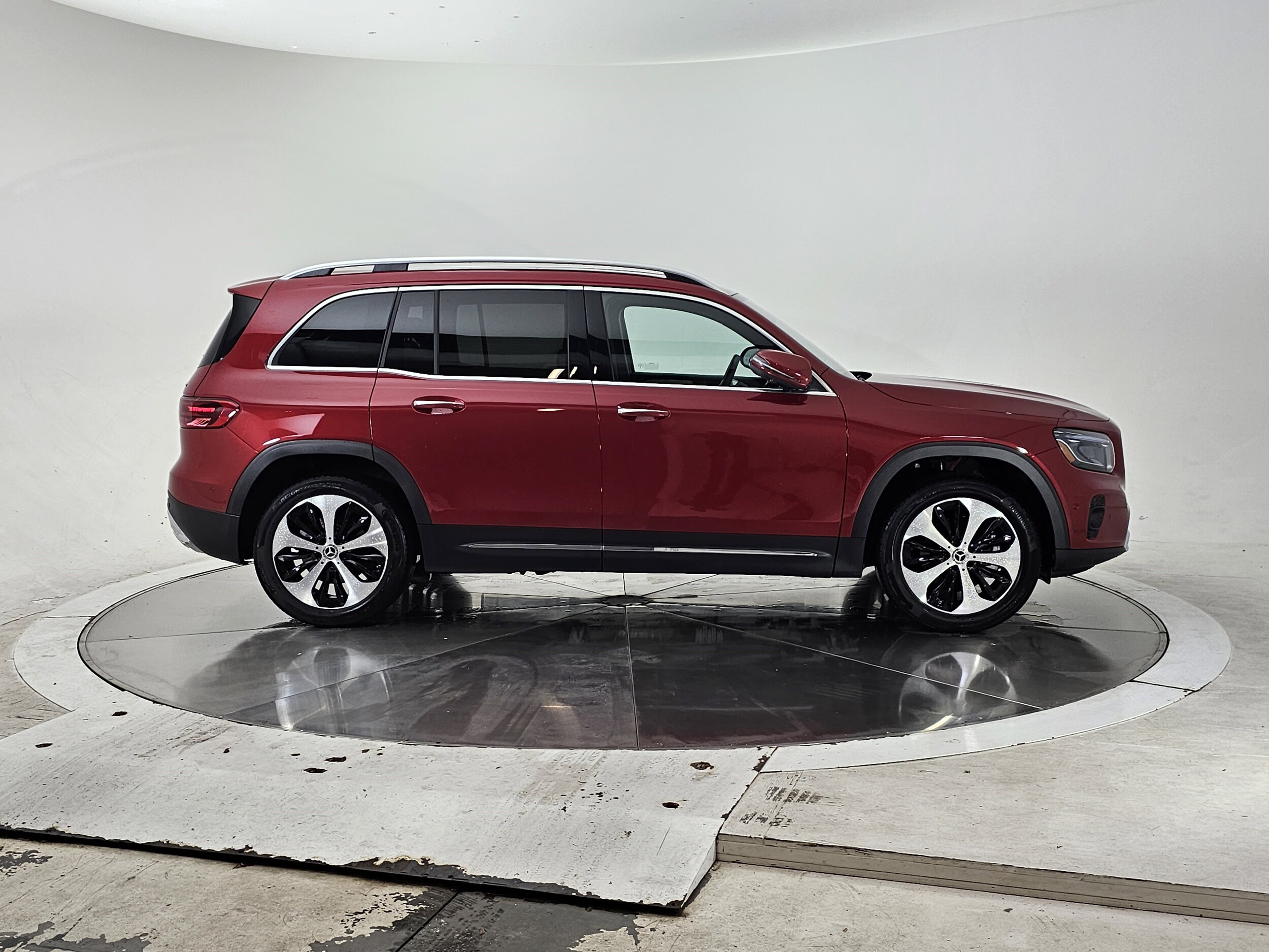 2025 Mercedes Benz GLB 250 4MATIC photo 3