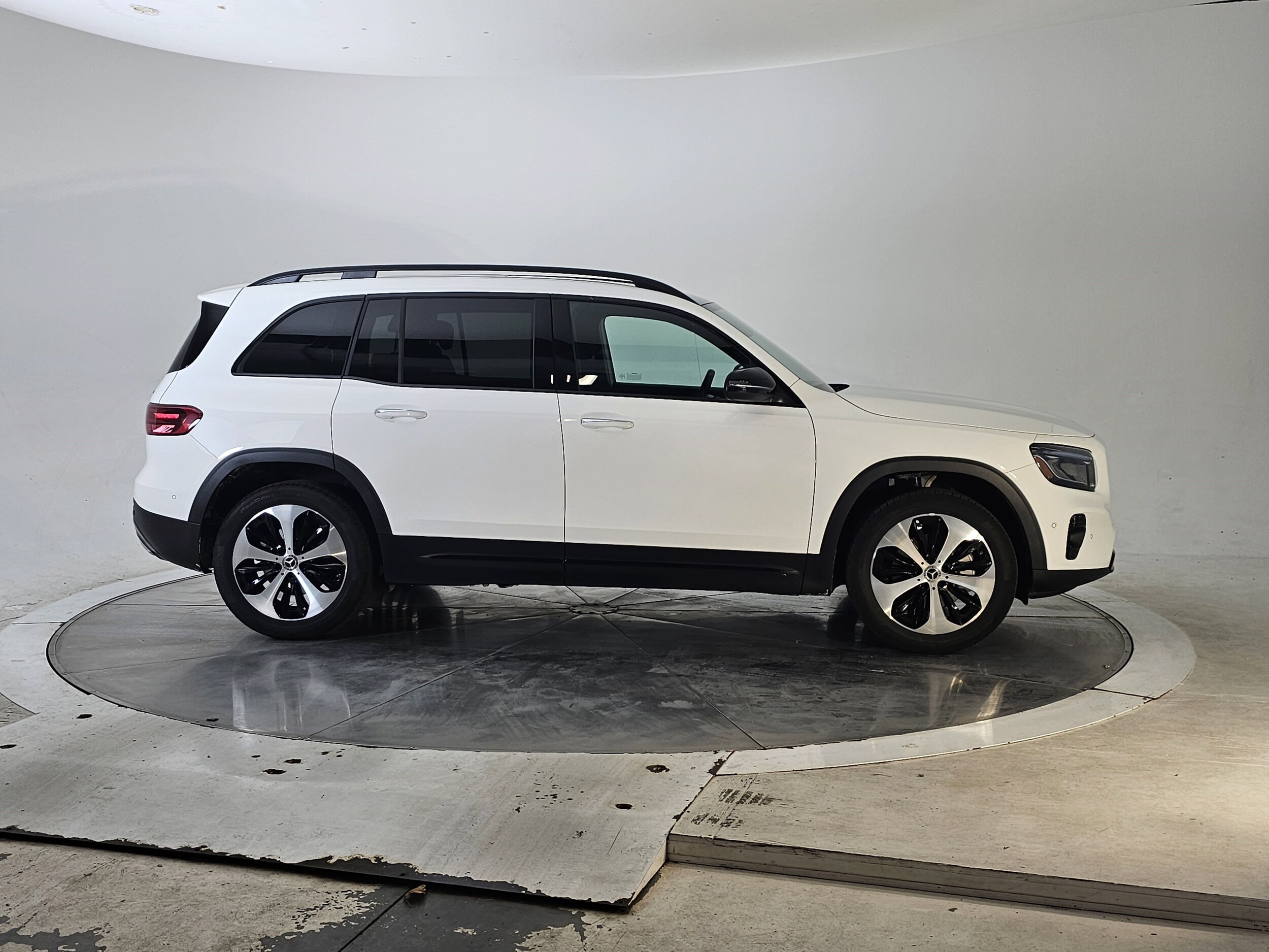 2025 Mercedes Benz GLB 250 4MATIC photo 3