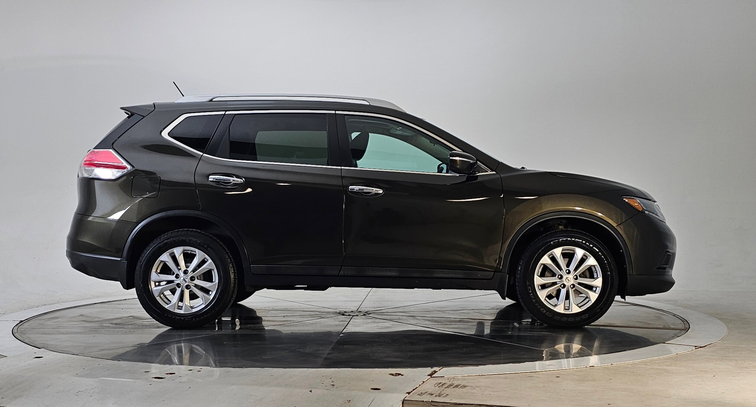 2015 Nissan Rogue SV photo 3