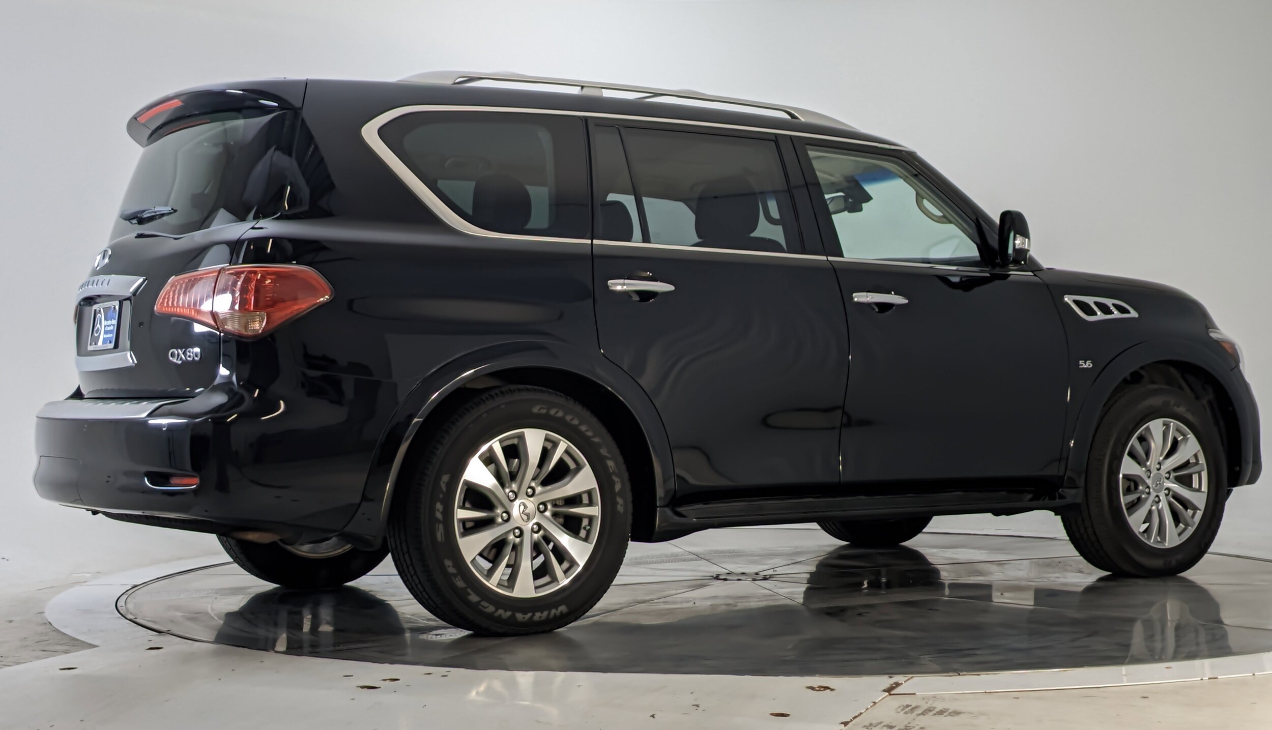 2017 Infiniti QX80 photo 2