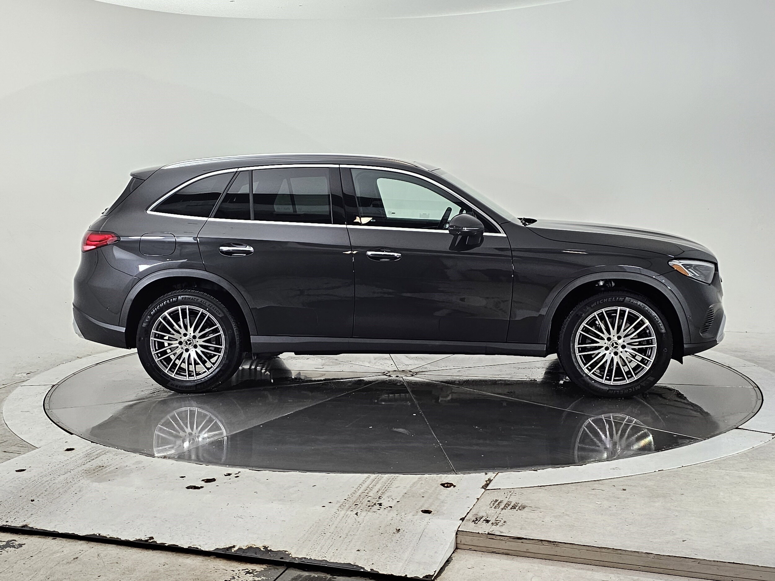 2025 Mercedes Benz GLC 300 4MATIC photo 3
