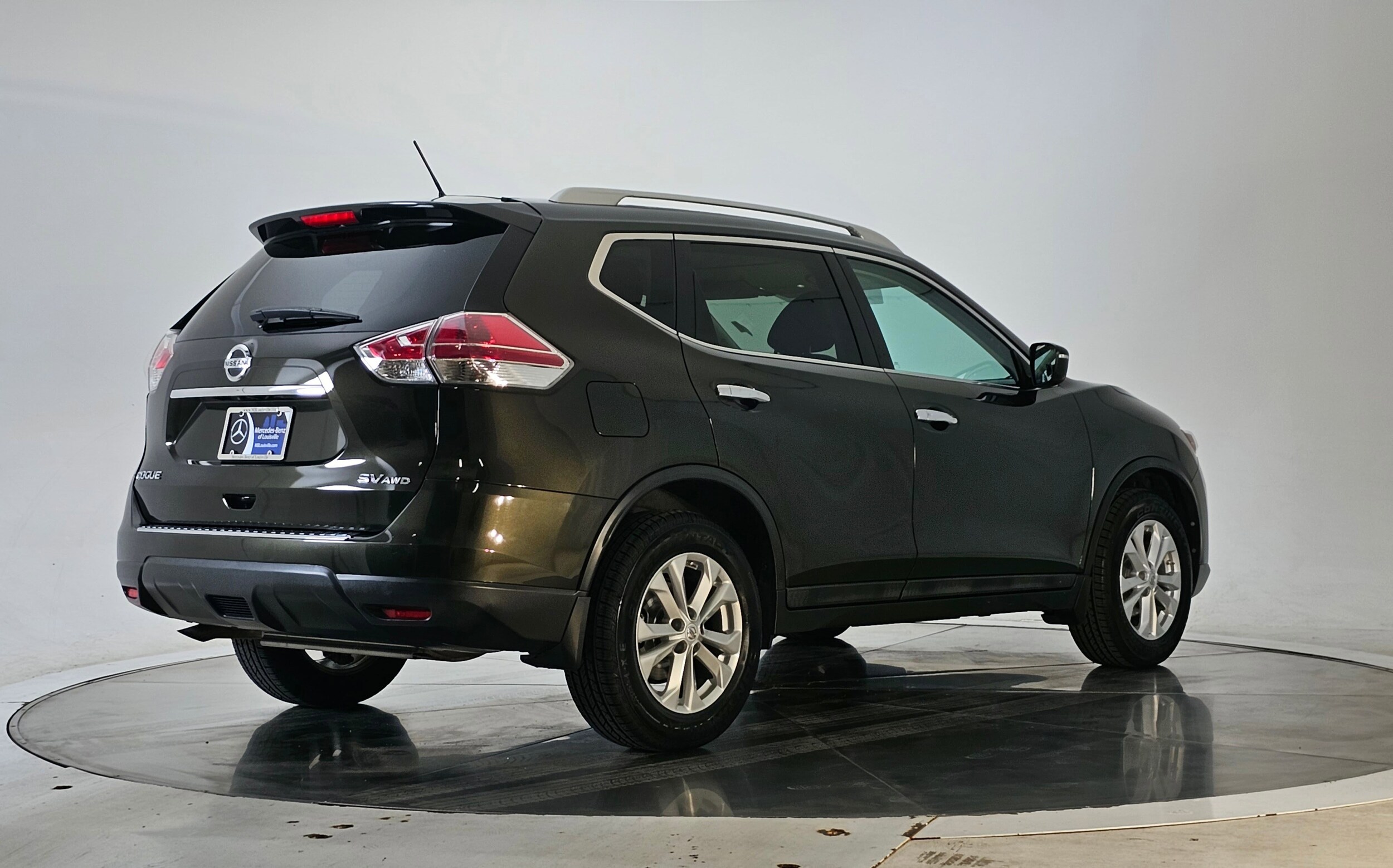 2015 Nissan Rogue SV photo 2