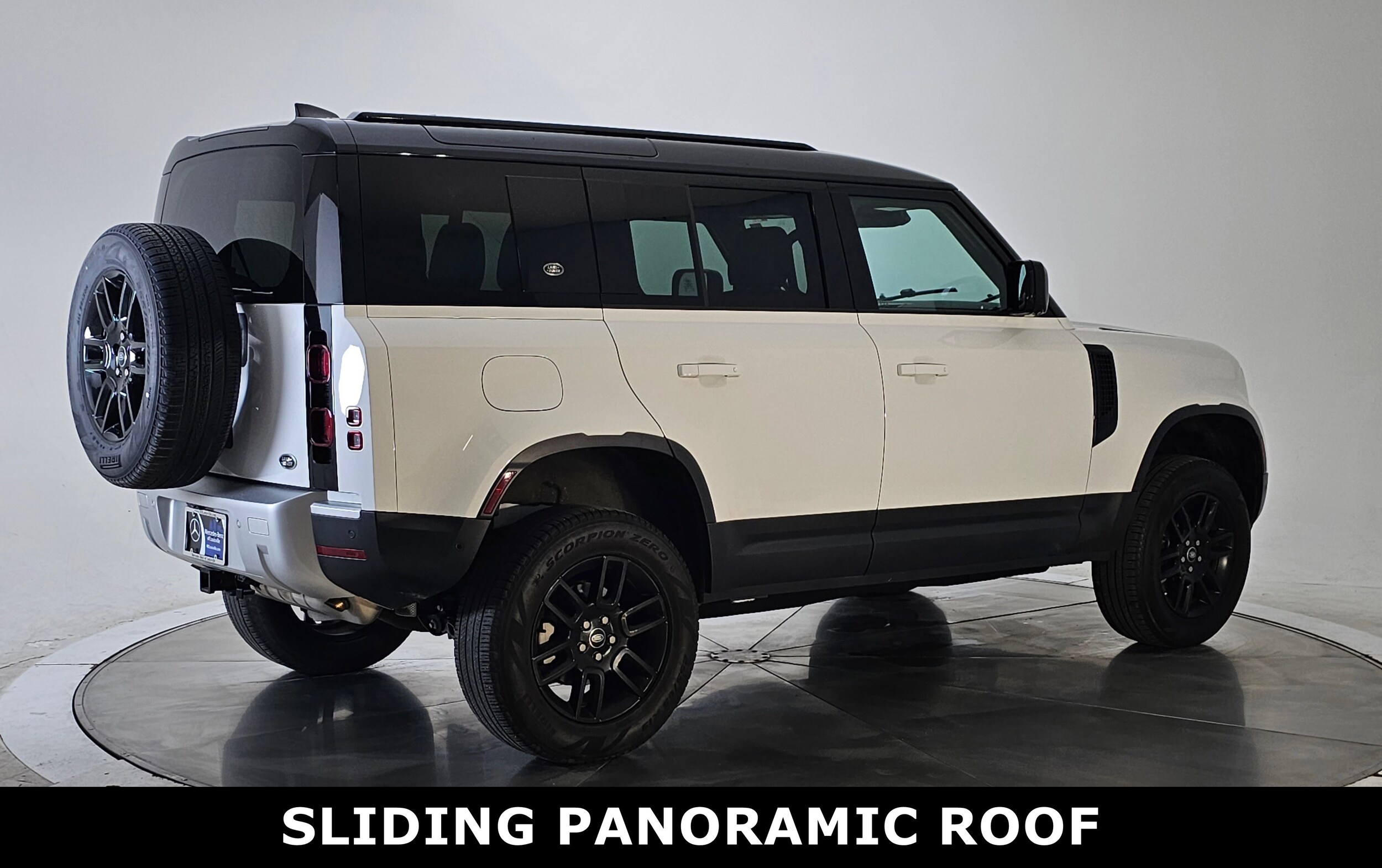2023 Land Rover Defender 110 S photo 2