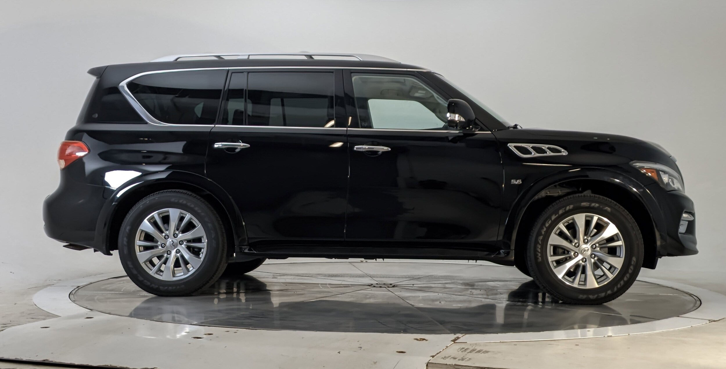2017 Infiniti QX80 photo 3