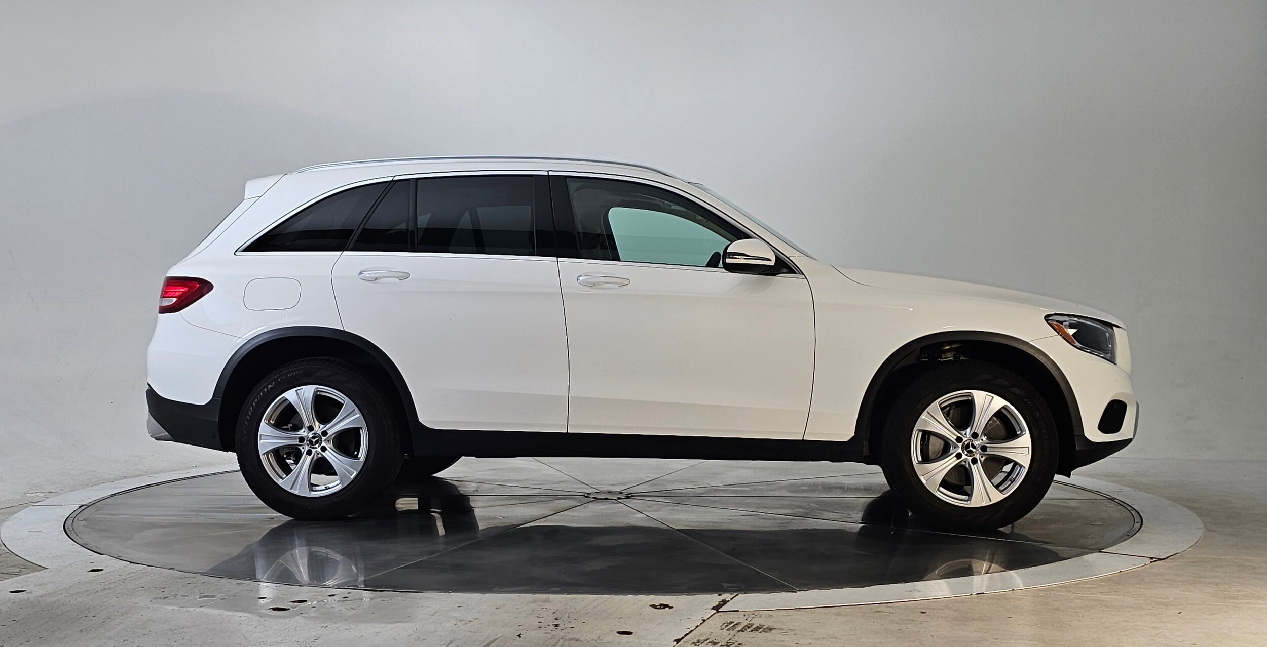 2018 Mercedes Benz GLC 300 4MATIC photo 3