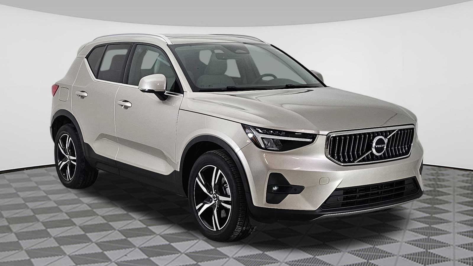 2023 Volvo XC40 Plus's photo