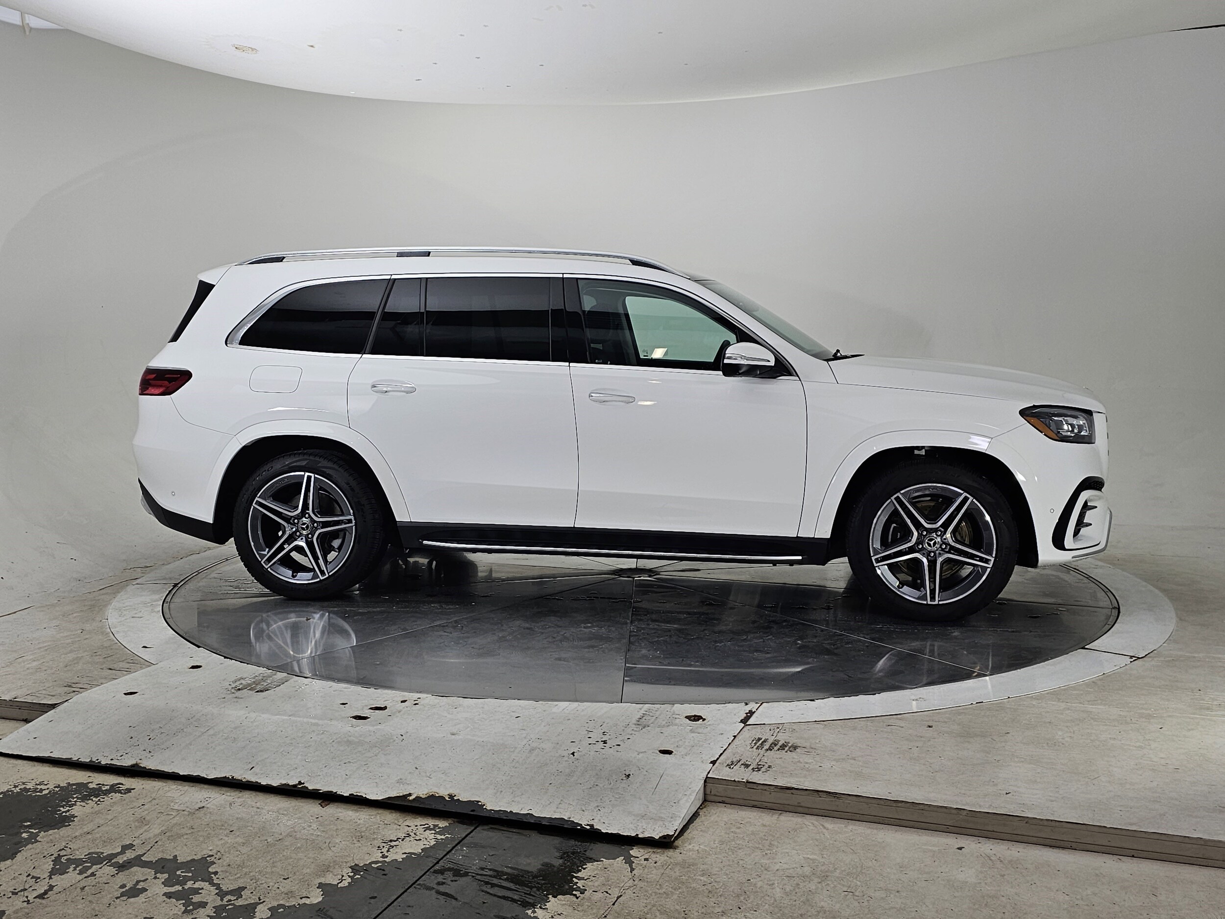 2025 Mercedes Benz GLS 450 4MATIC photo 2