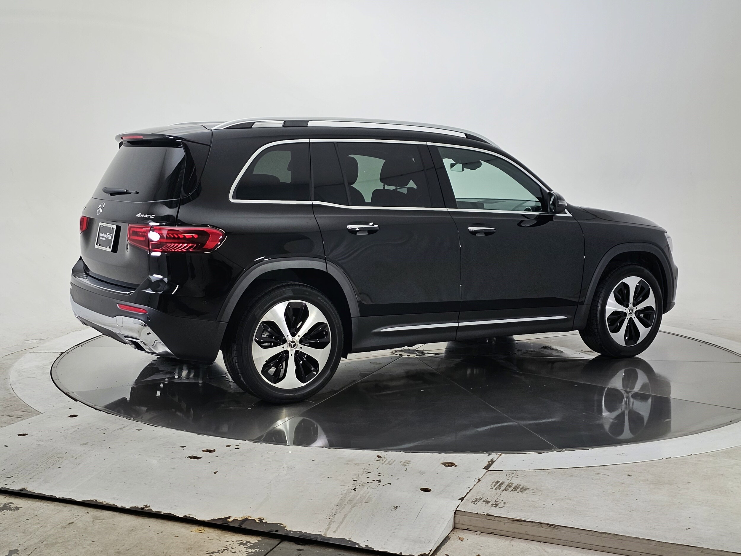 2025 Mercedes Benz GLB 250 4MATIC photo 2