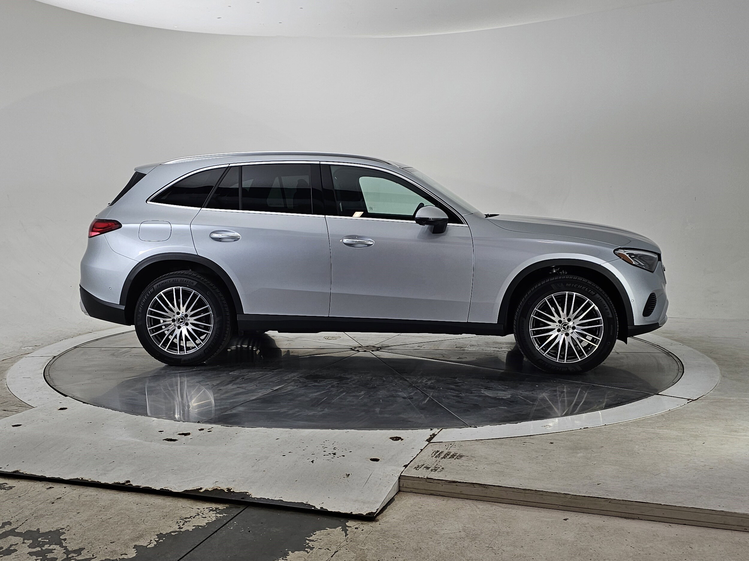 2024 Mercedes Benz GLC 300 4MATIC photo 2