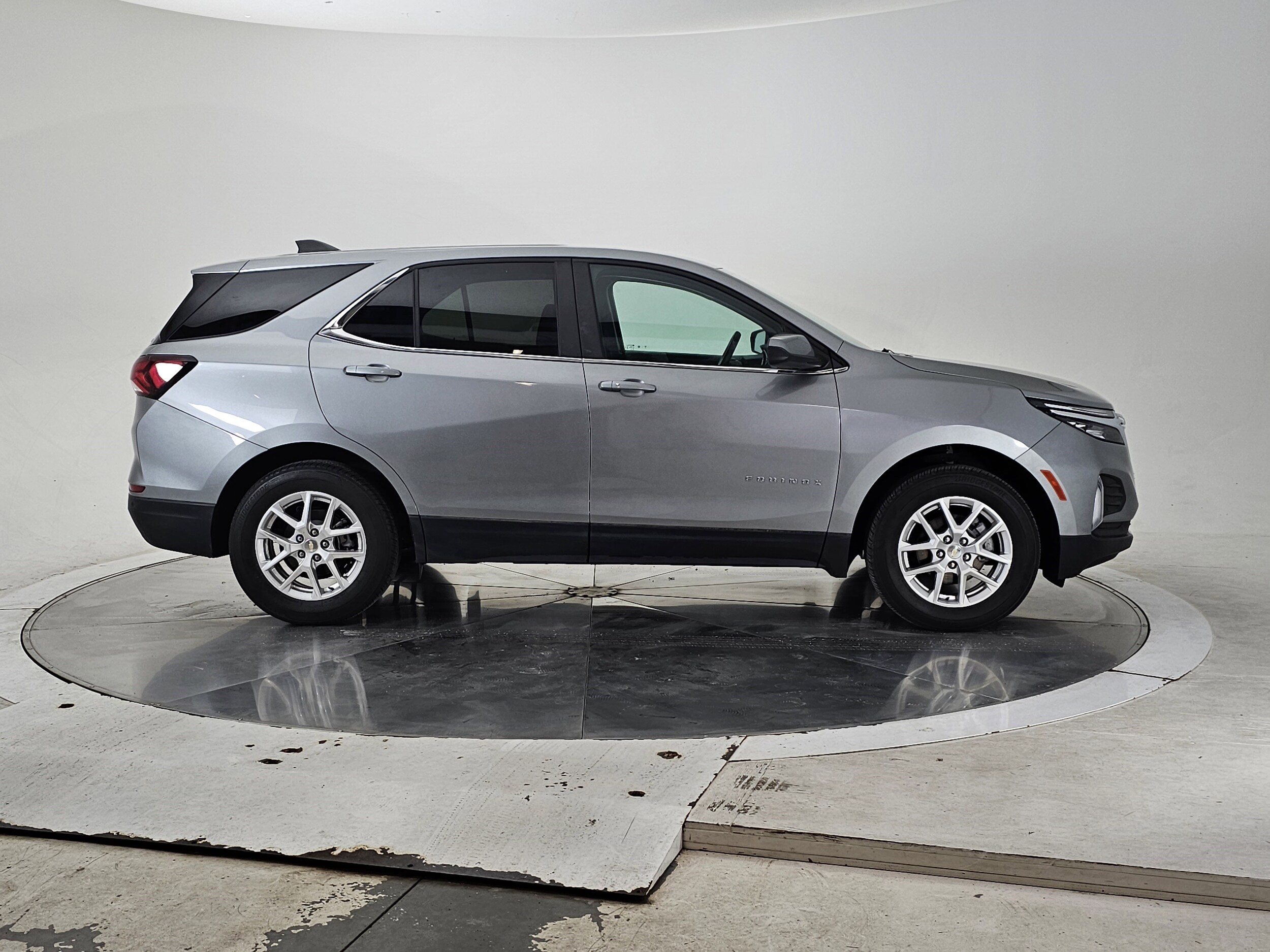 2023 Chevrolet Equinox LT photo 2