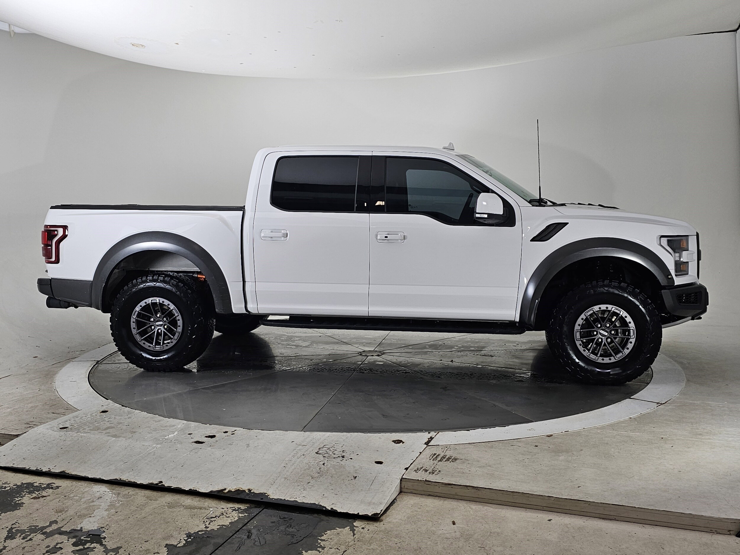 2020 Ford F-150 Raptor photo 2