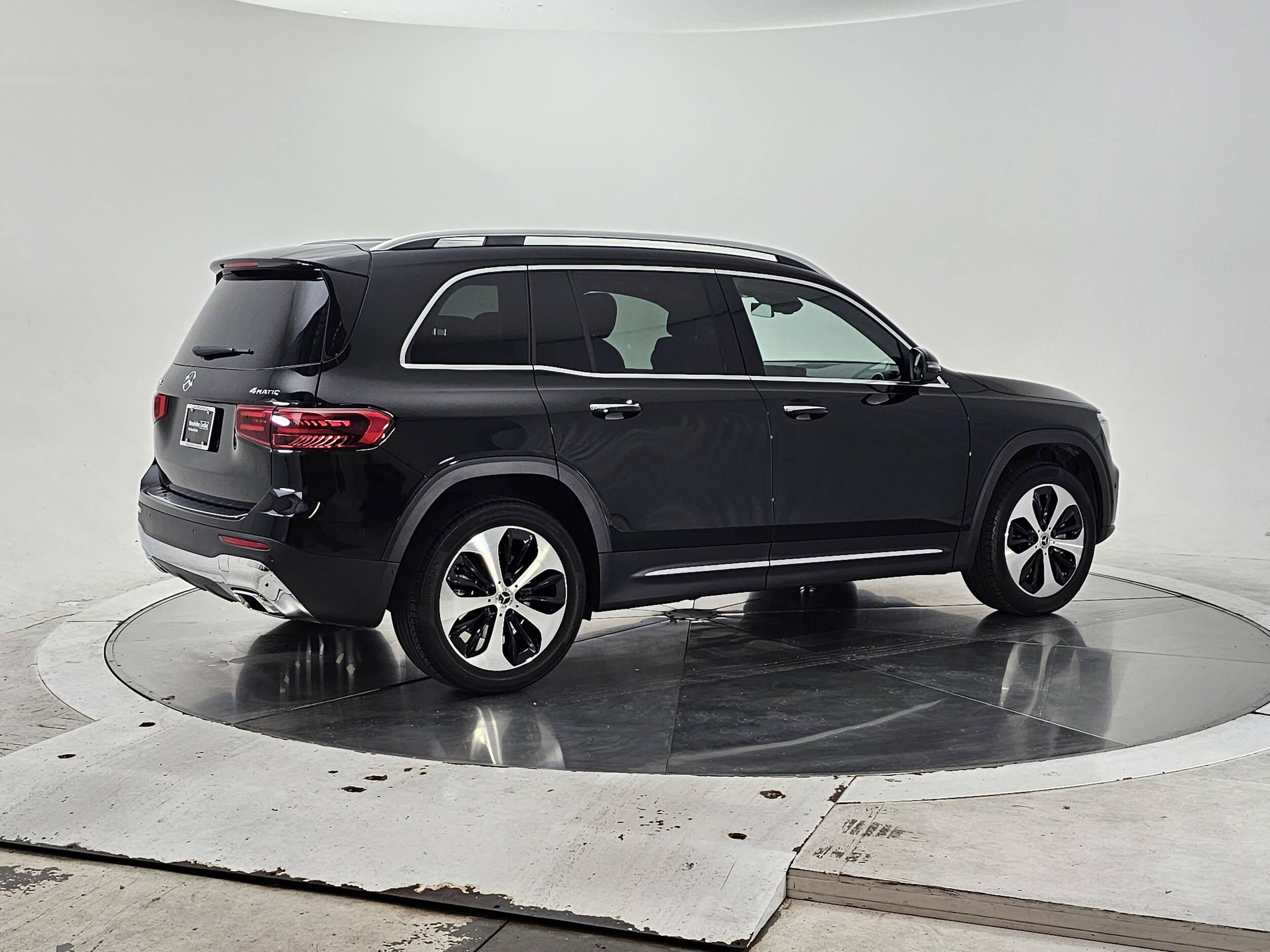 2025 Mercedes Benz GLB 250 4MATIC photo 2