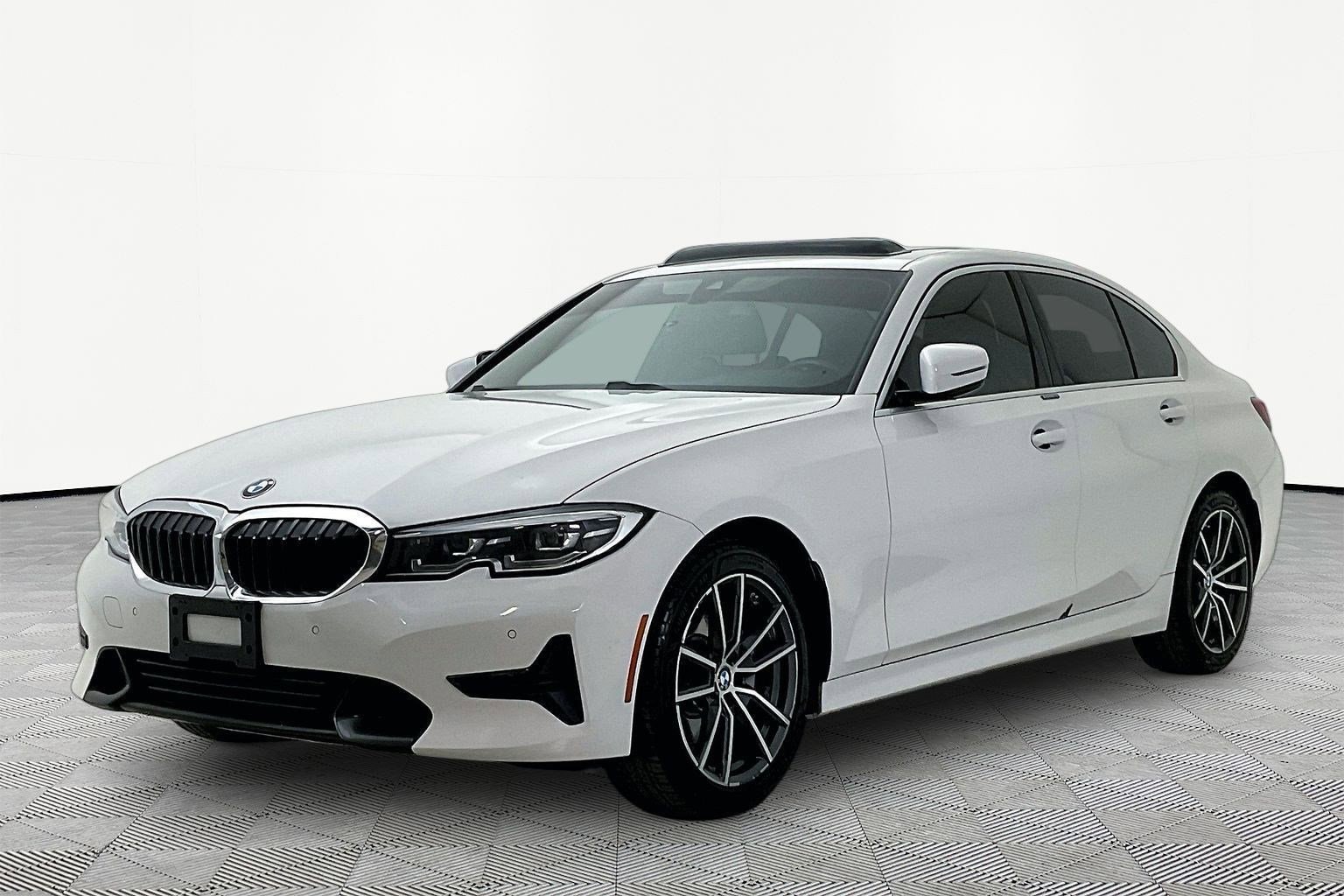 2020 BMW 3 Series 330i xDrive Sedan's photo
