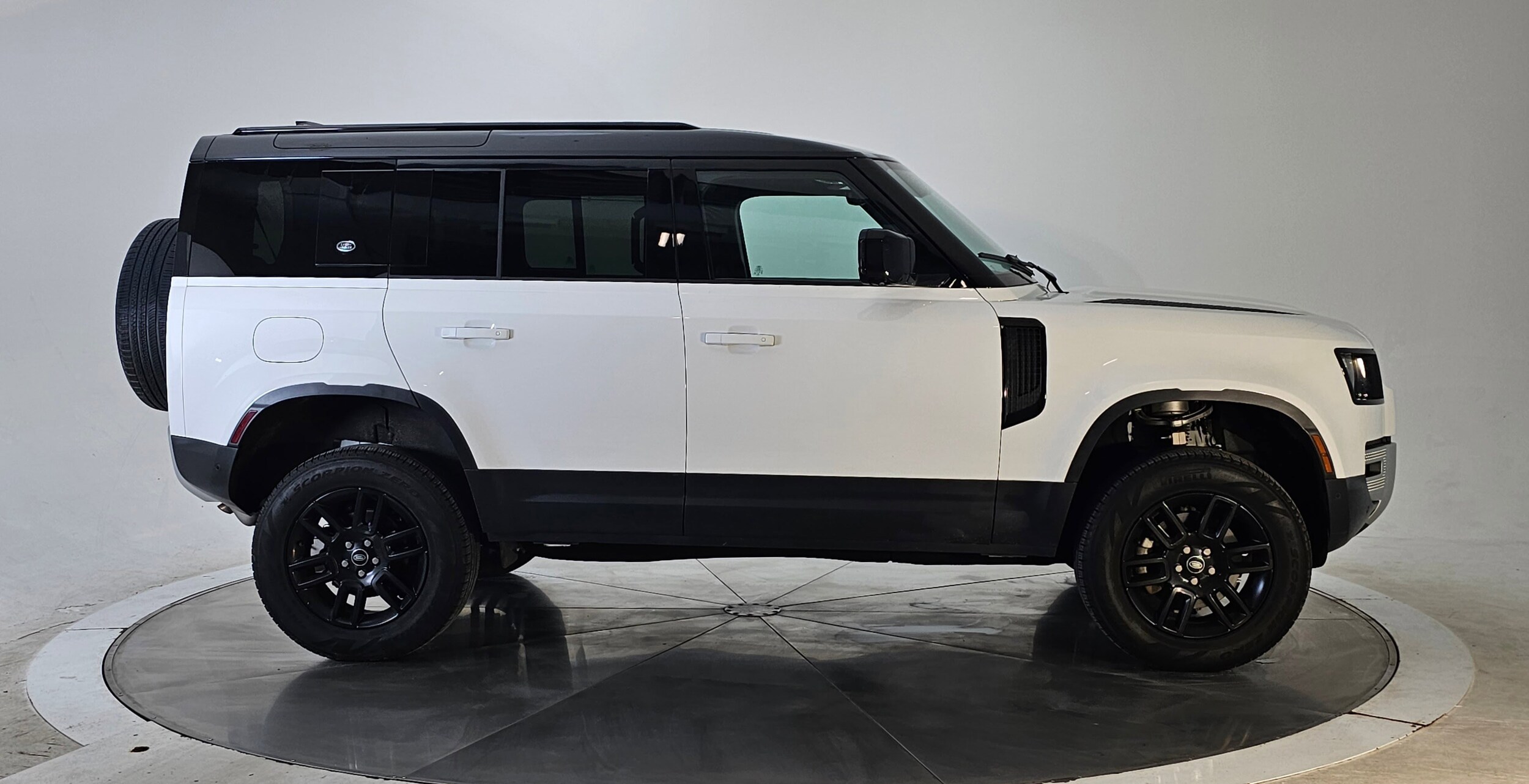 2023 Land Rover Defender 110 S photo 3