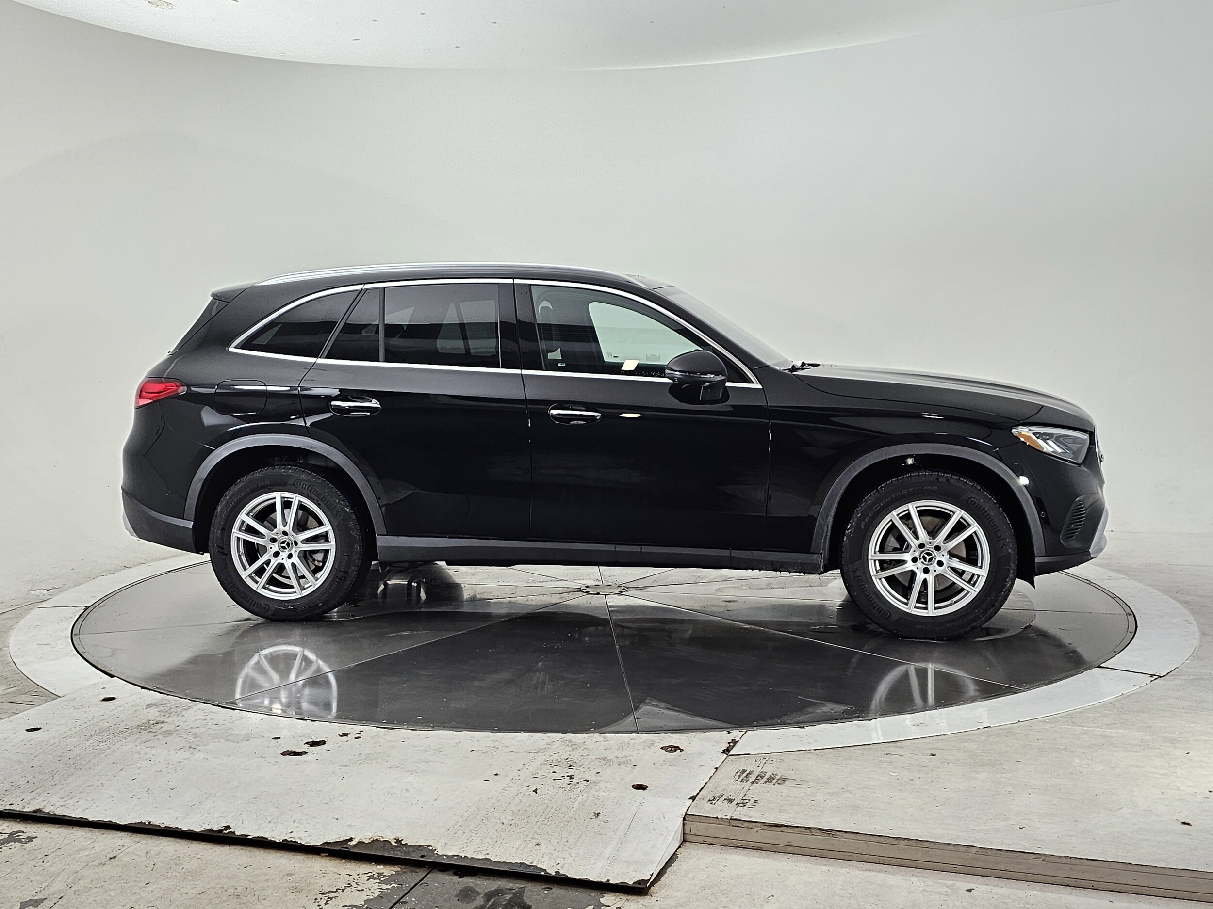 2025 Mercedes Benz GLC 300 4MATIC photo 2