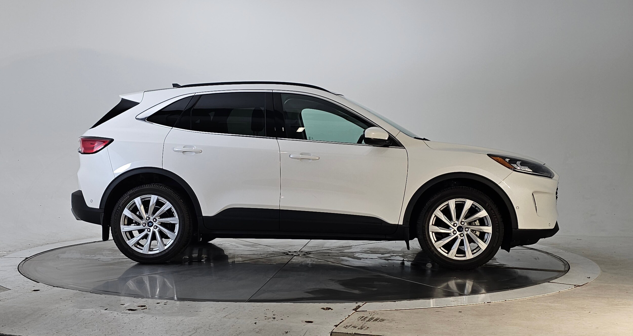 2022 Ford Escape Titanium photo 3