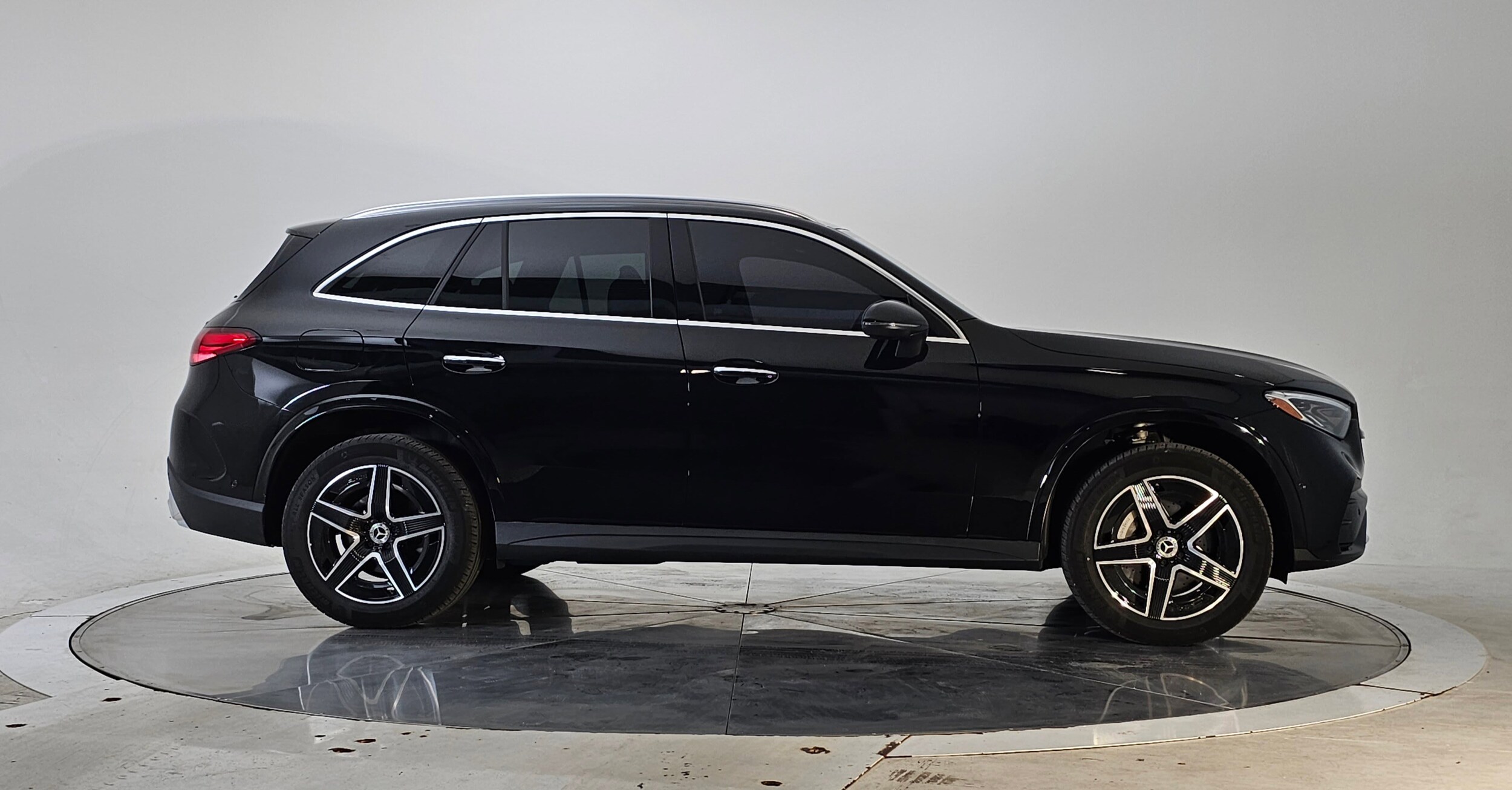 2024 Mercedes Benz GLC 300 4MATIC photo 3