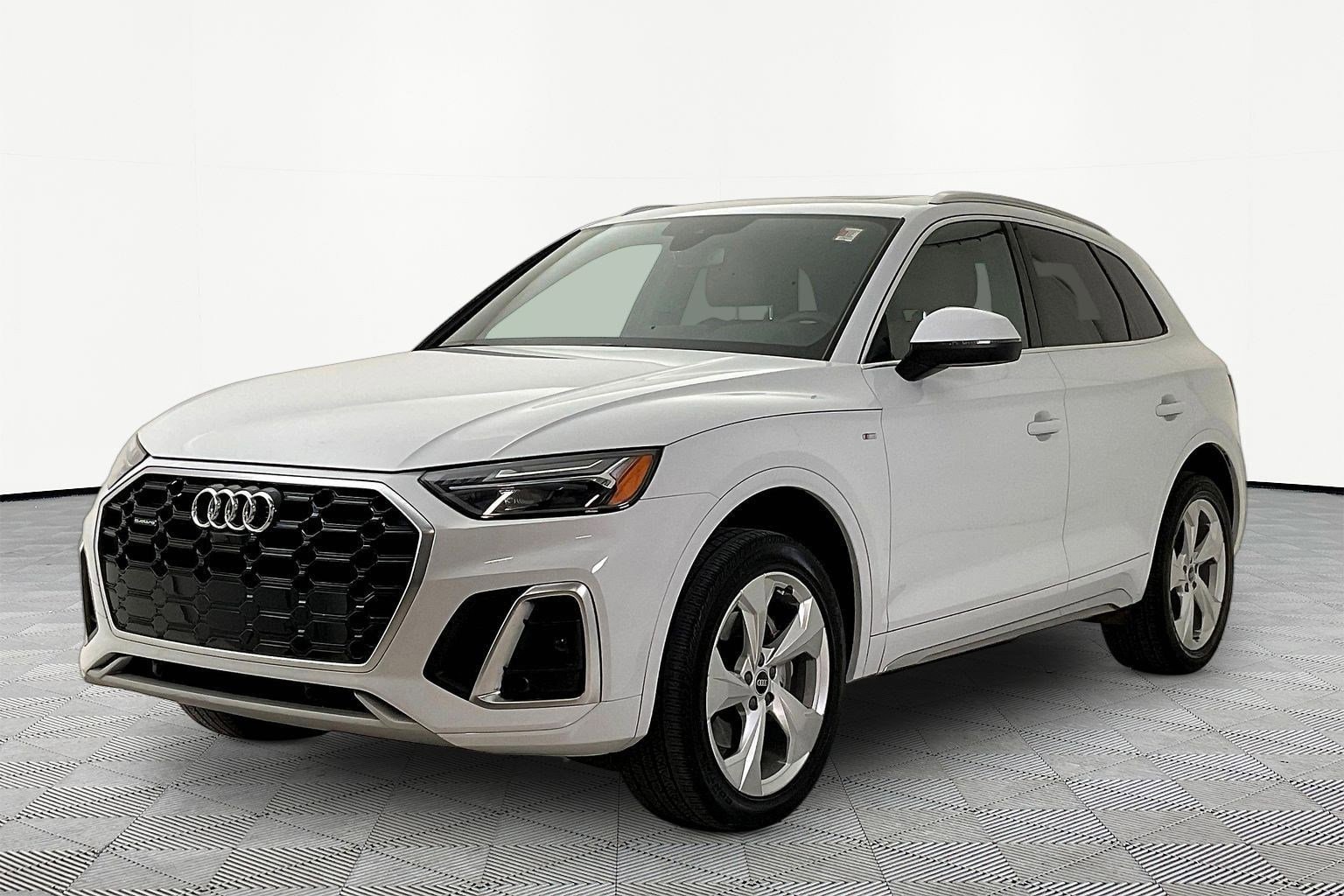 2022 Audi Q5 45 Premium Plus's photo
