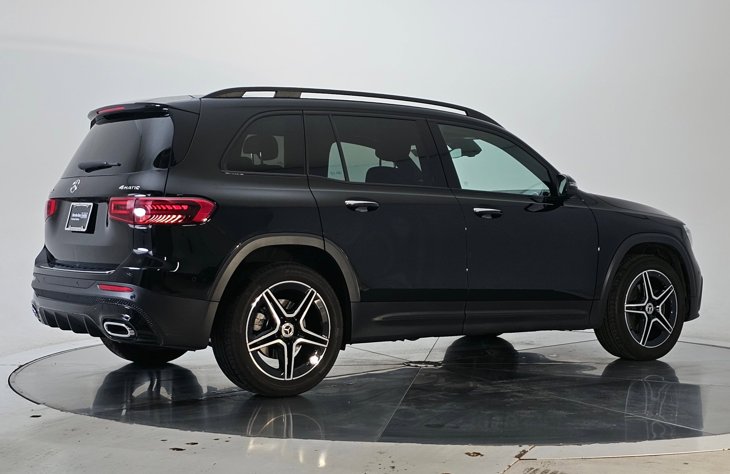 2024 Mercedes Benz GLB 250 4MATIC photo 2