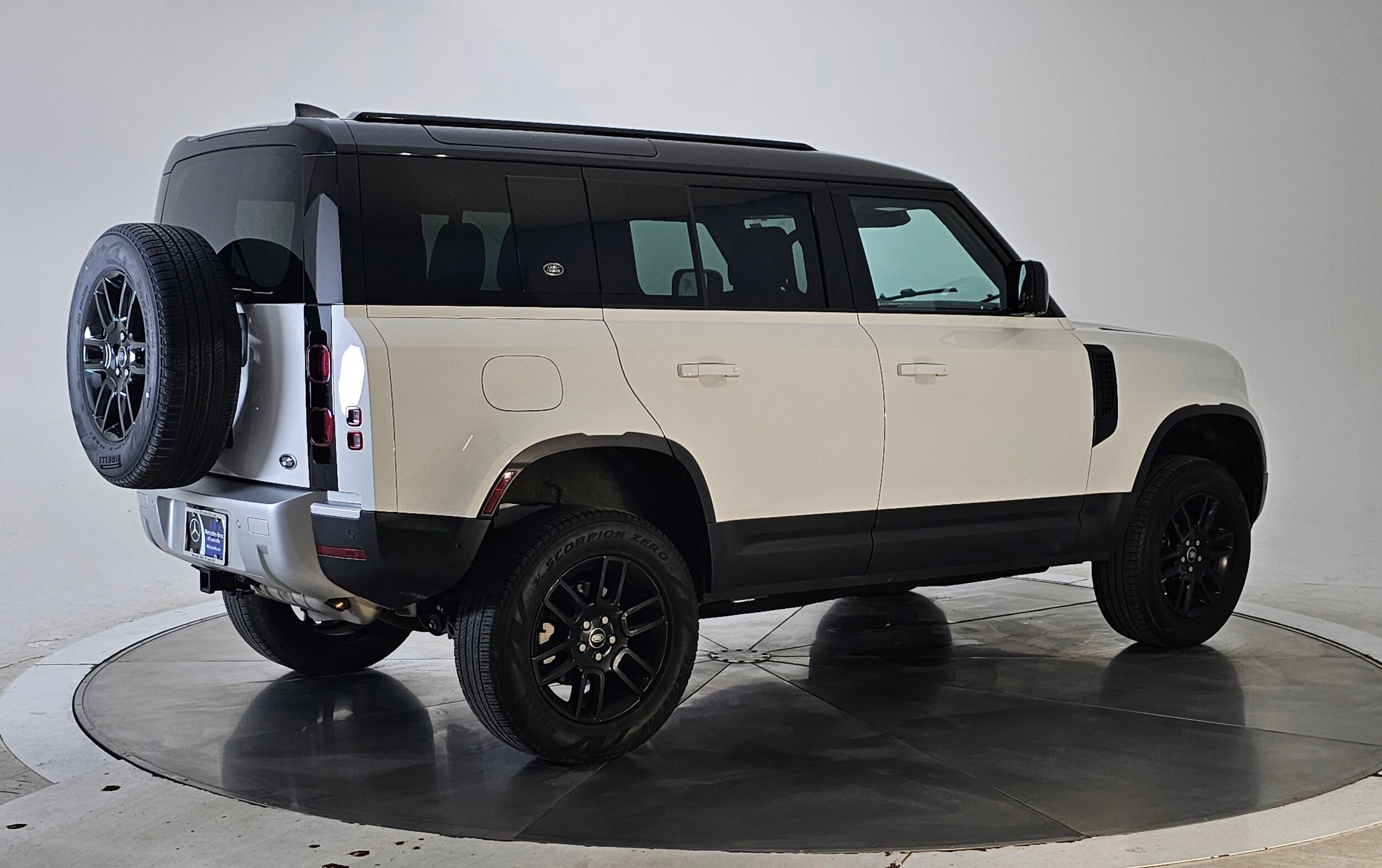 2023 Land Rover Defender 110 S photo 2