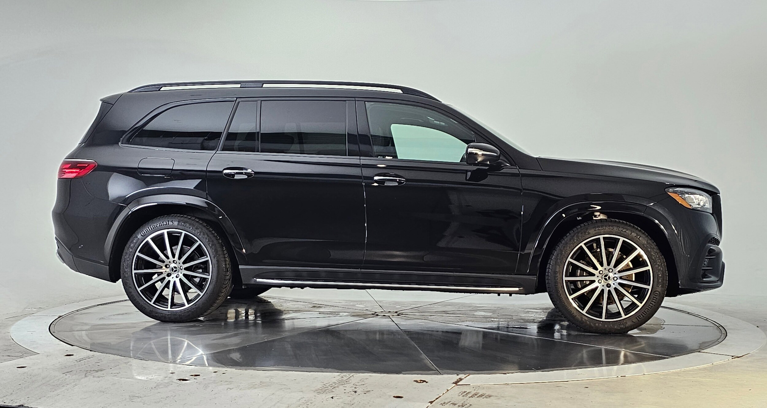 2024 Mercedes Benz GLS 450 4MATIC photo 2